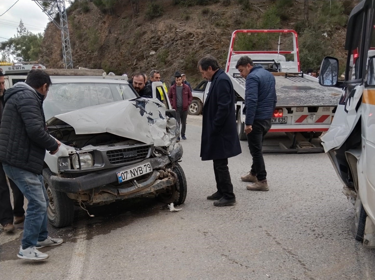 Antalyada Ogrenci Servisi Ve Kamyonet Carpisti (3)