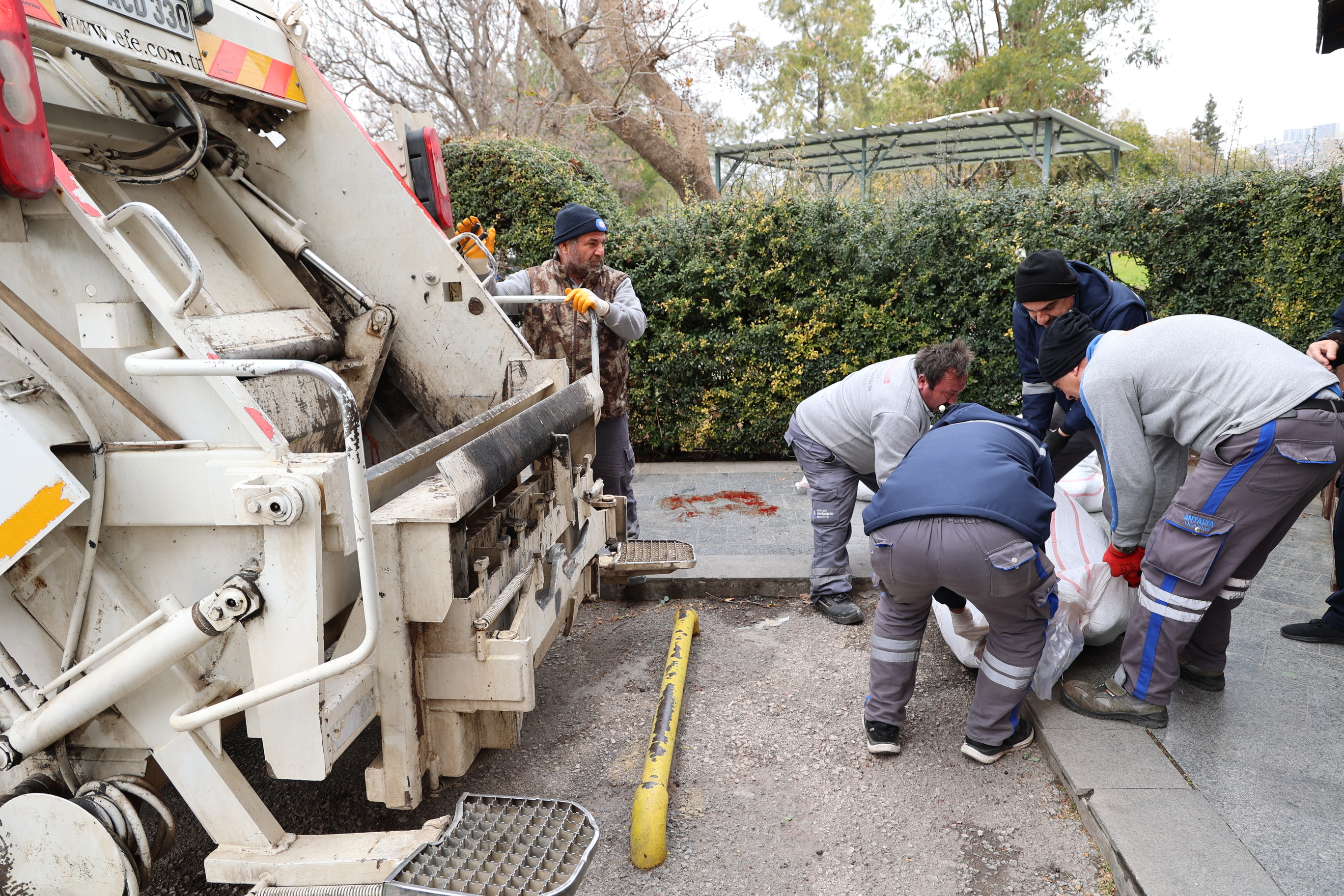 Büyükşehir Zabıta Ekipleri Otobüsle Gönderilen 1,5 Ton Sakatata El Koydu (17)