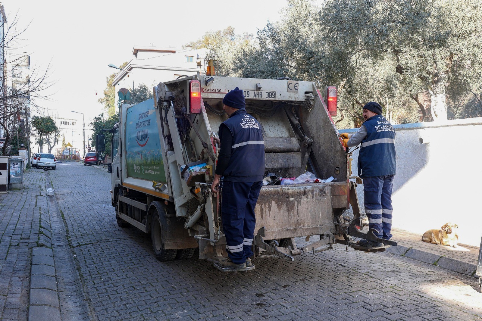 Efeler'de Belediye Ekiplerince Temizlik Aksamıyor (1)