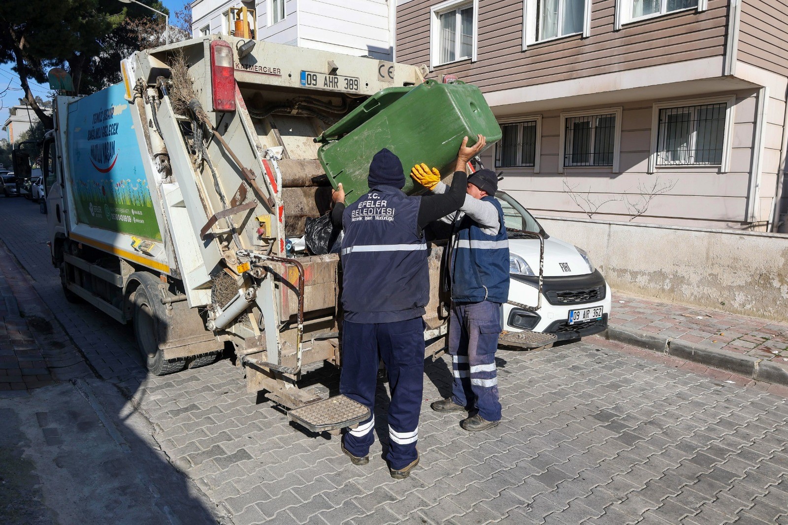 Efeler'de Belediye Ekiplerince Temizlik Aksamıyor (4)