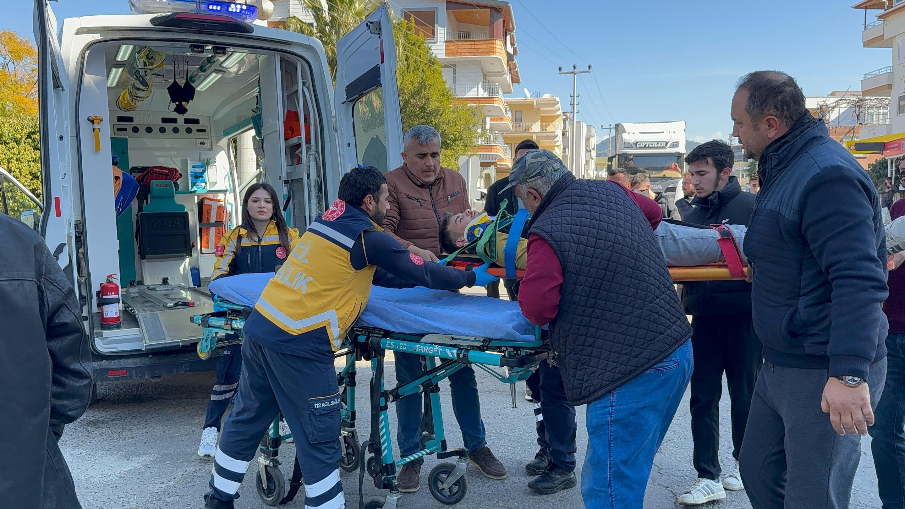 Hafif Ticari Araç Motosikletle Çarpıştı, O Anlar Güvenlik Kamerasına Yansıdı (3)