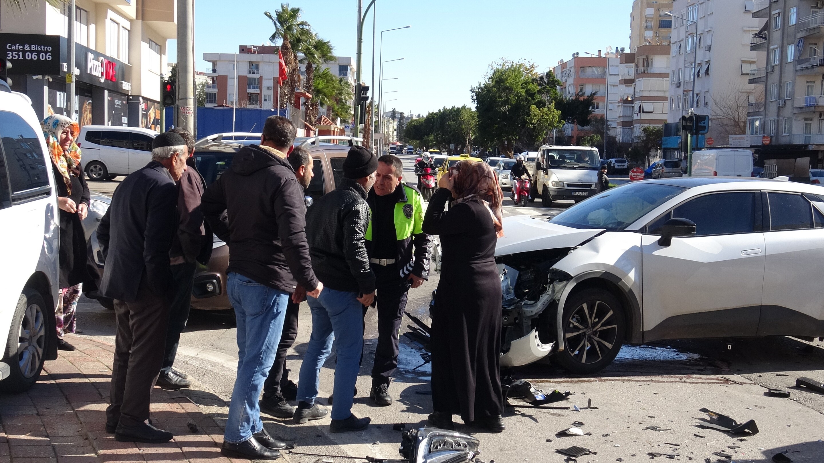 Kızlarının Kaza Yaptığını Duyan Anne Babayı Trafik Polisi Sakinleştirdi (3)