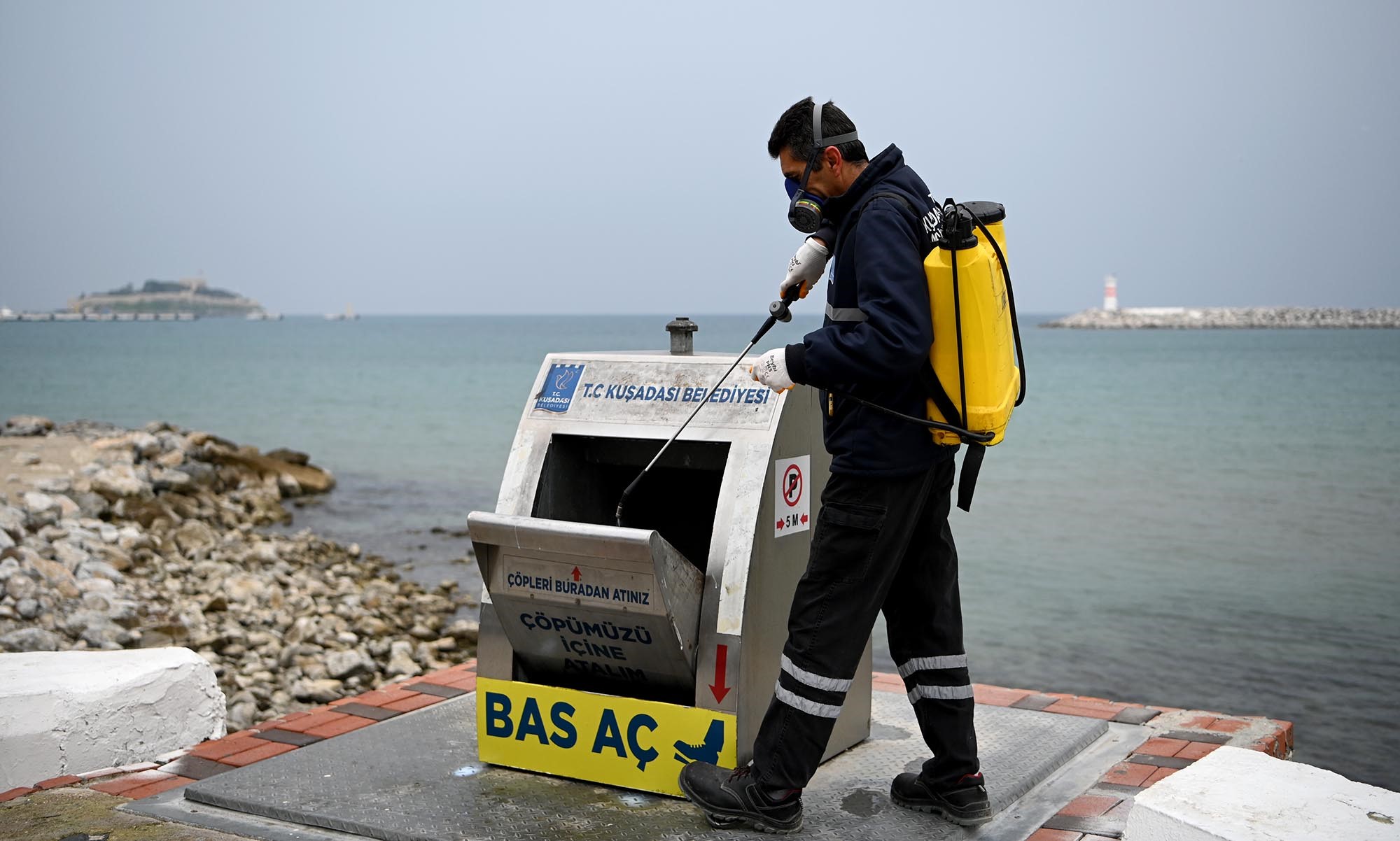 Kuşadası Belediyesi Ilçe Genelinde Temizlik Çalışmalarına Devam Ediyor (2)