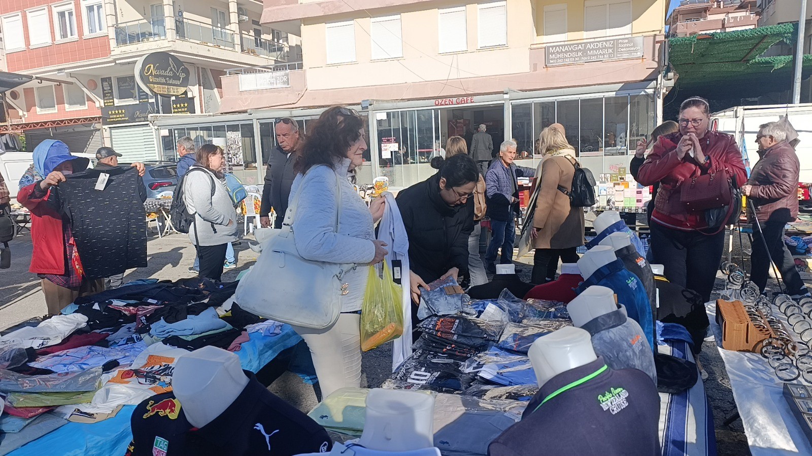 Soğuk Havada Tezgah Açan Esnaf Turistlerden Nasibini Aldı (4)