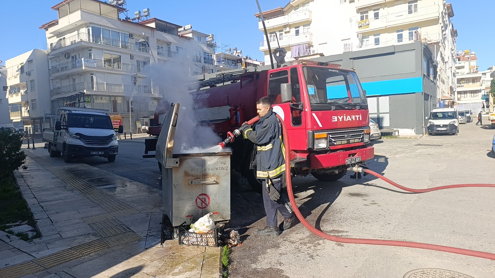 Söndürülmeden Dökülen Küller Çöp Konteynerinde Yangına Neden Oluyor (2)