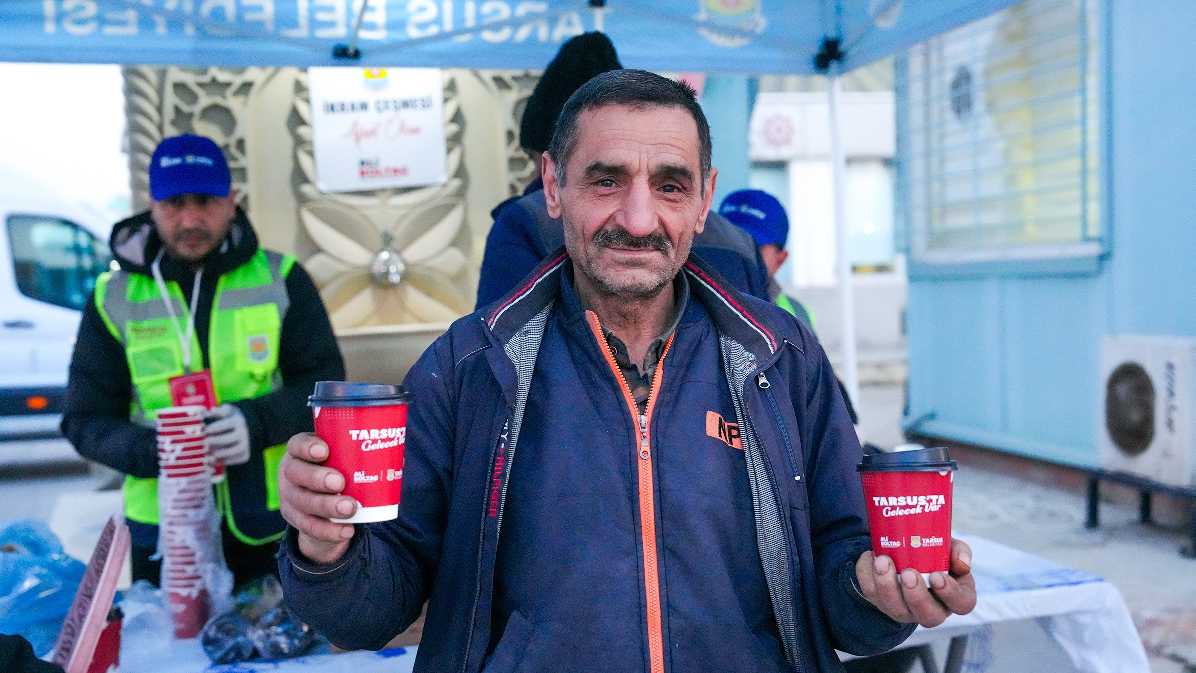 Tarsus'ta Soğuk Kış Günlerinde Vatandaşlara Sıcak Çorba Ikramı (1)