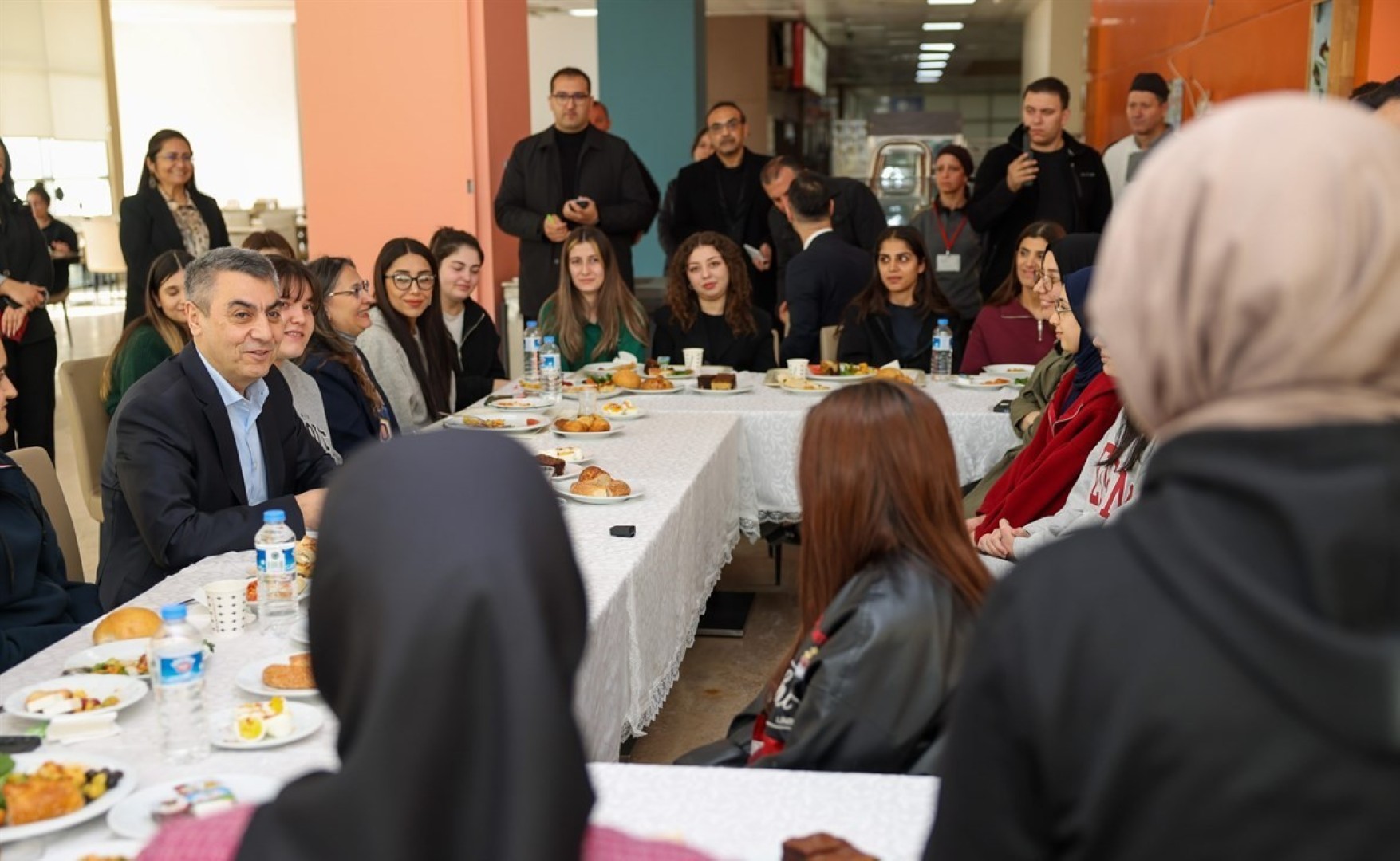 Vali Toros Ogrencilerle Bir Araya Geldi (1)