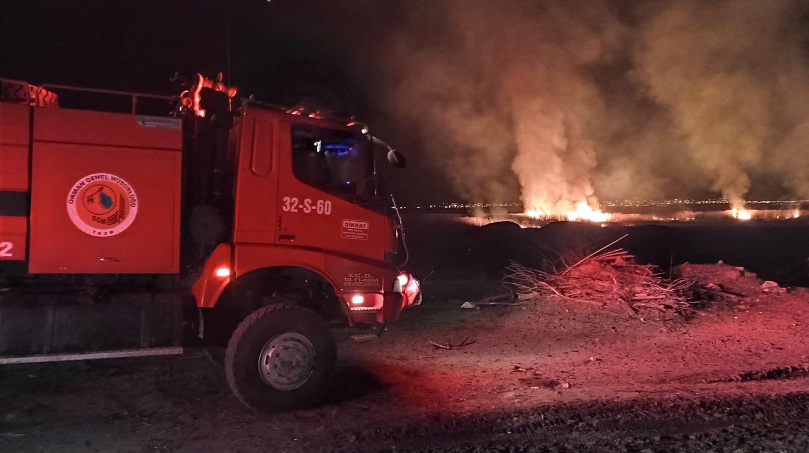 Yamadı Gölü Alevlere Teslim Oldu, Yangın 5 Saatte Kontrol Altına Alındı (1)