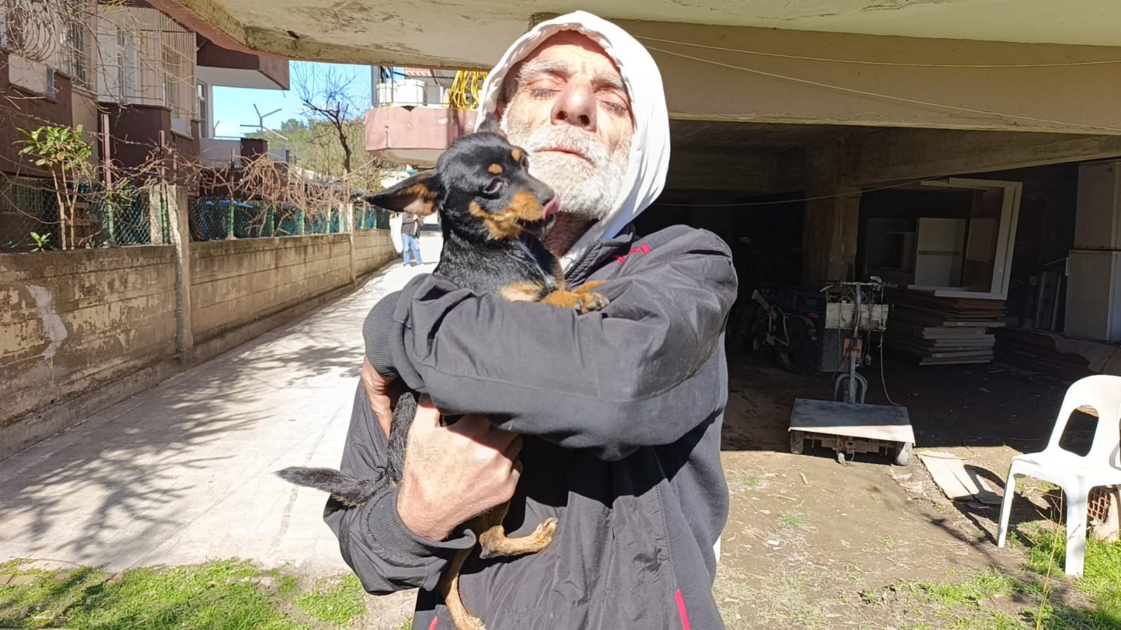 Yıllardır Omuzundan Indirmediği Köpeğini Indirdiğine Pişman Oldu (1)