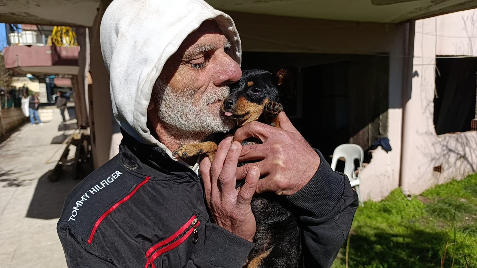 Yıllardır Omuzundan Indirmediği Köpeğini Indirdiğine Pişman Oldu (2)