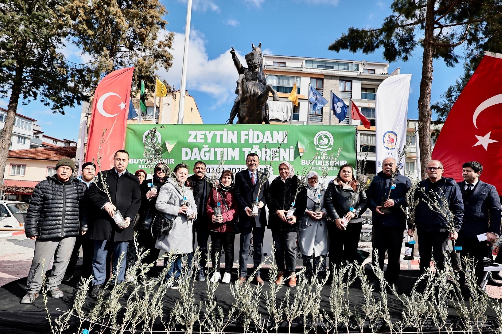 Zeytin Fidanları Toprakla Buluşuyor (3)