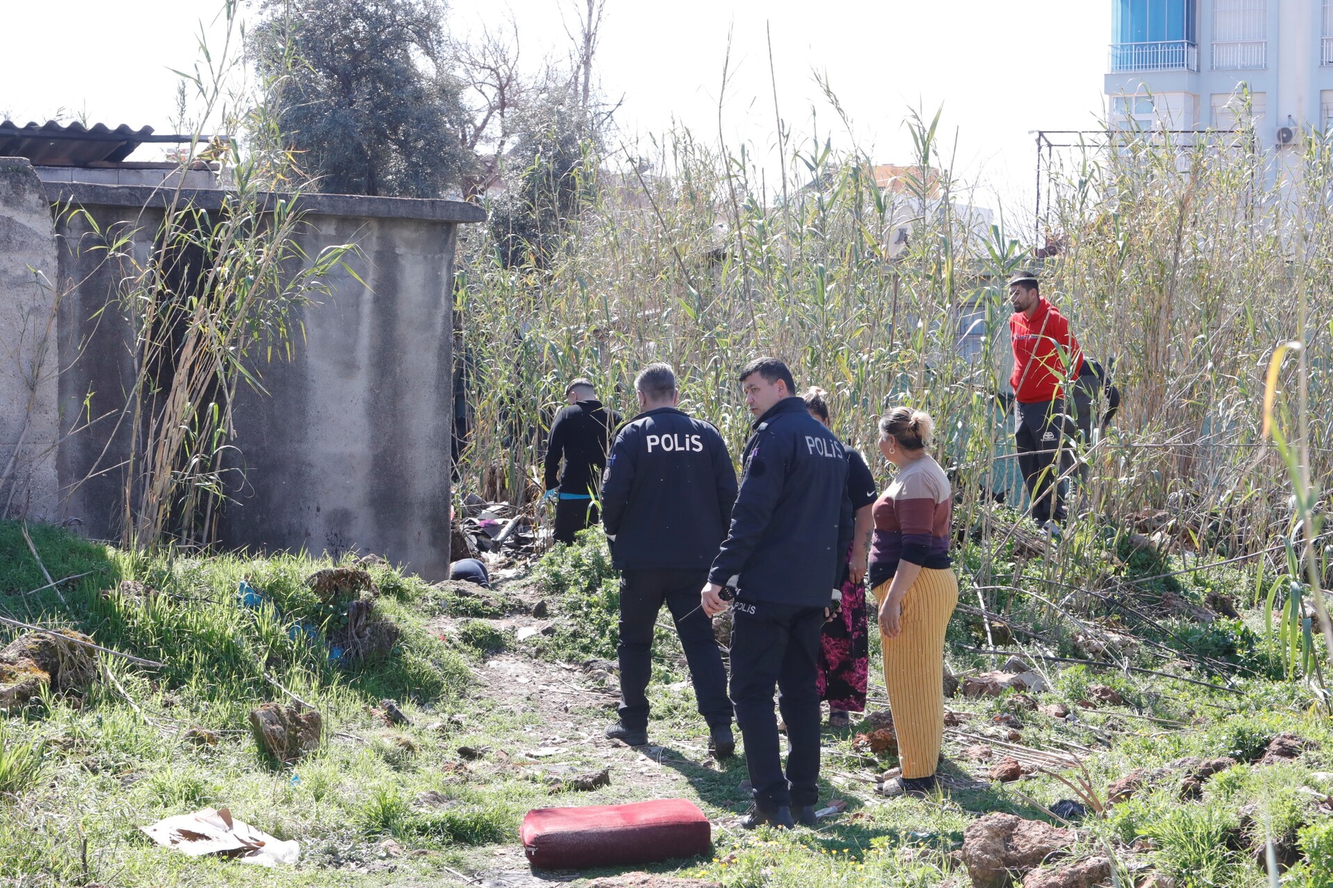 27 Yaşındaki Gencin Cansız Bedeni Boş Arazide Bulundu (3)