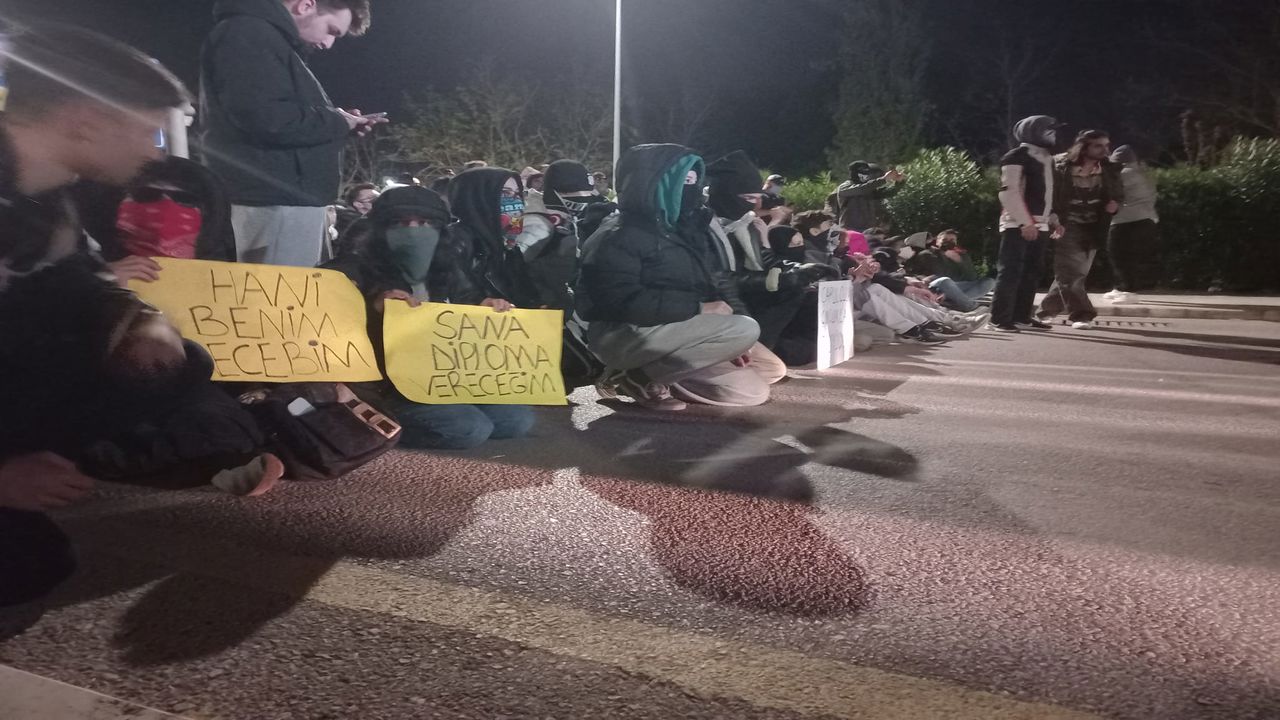 Akdeniz Universitesinde Ogrenciler Ve Polis Karsi Karsiya Geldi (3)