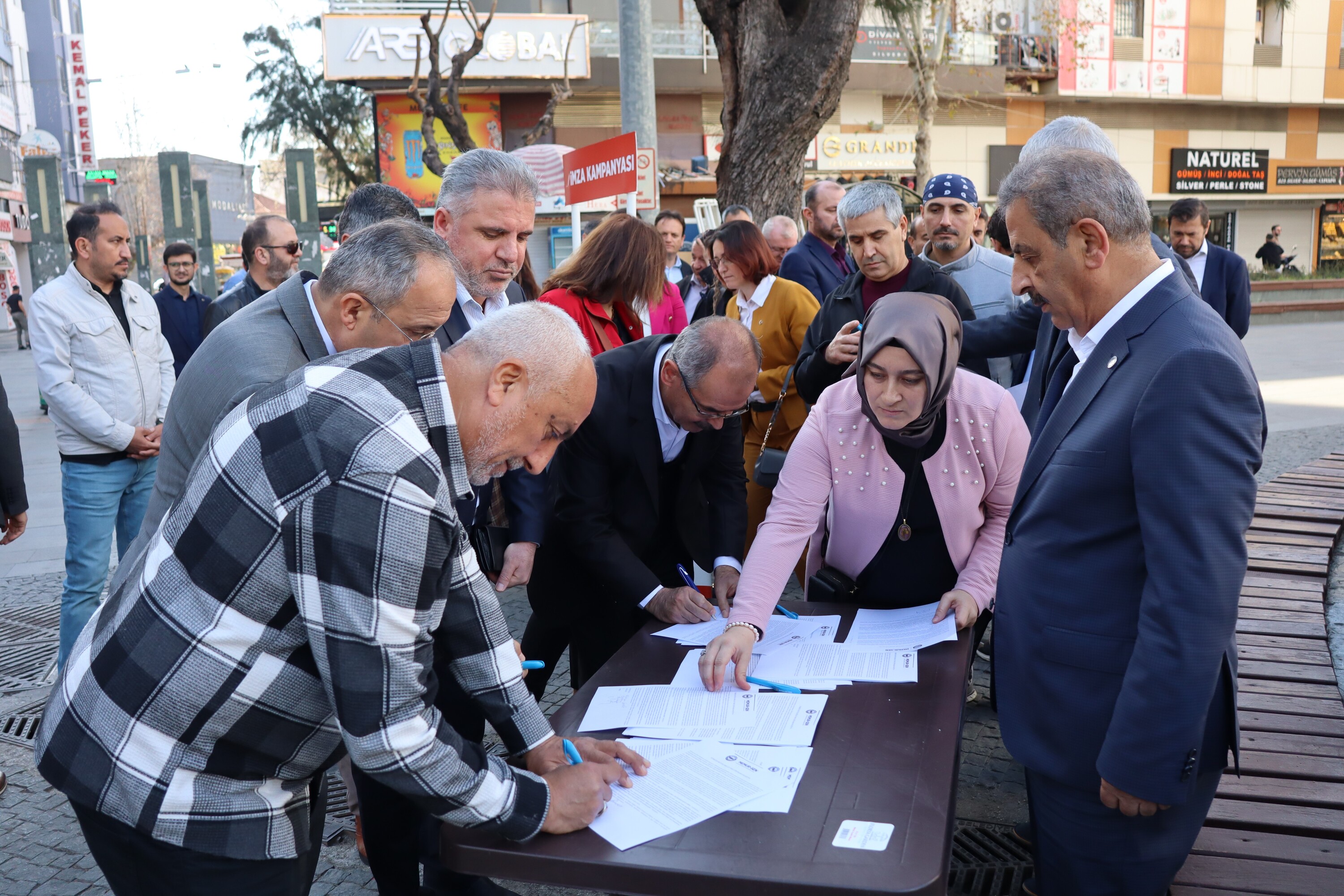 Anayasa Değişsin, Aile Korunsun' Imza Kampanyası (1)