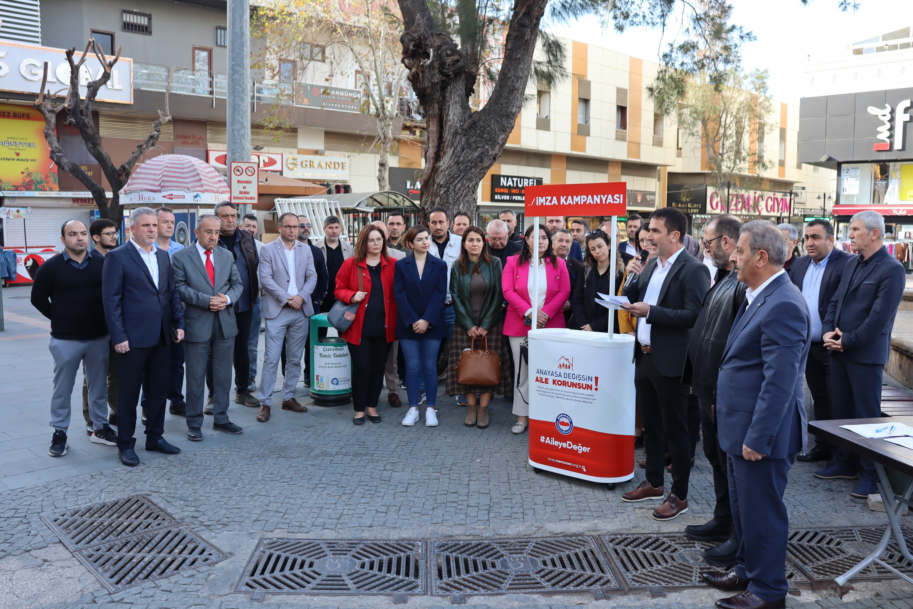 Anayasa Değişsin, Aile Korunsun' Imza Kampanyası (2)