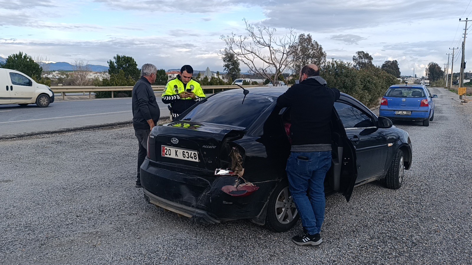 Antalya'da Trafiği Yavaşlatan Kaza Başka Kazaya Davetiye Çıkardı; 1 Yaralı (2)-1