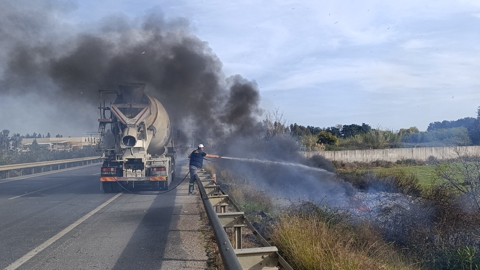 Araçtan Atılan Sigara Yol Kenarında Yangın Çıkardı, Ilk Müdahale Beton Mikserinden Geldi (2)