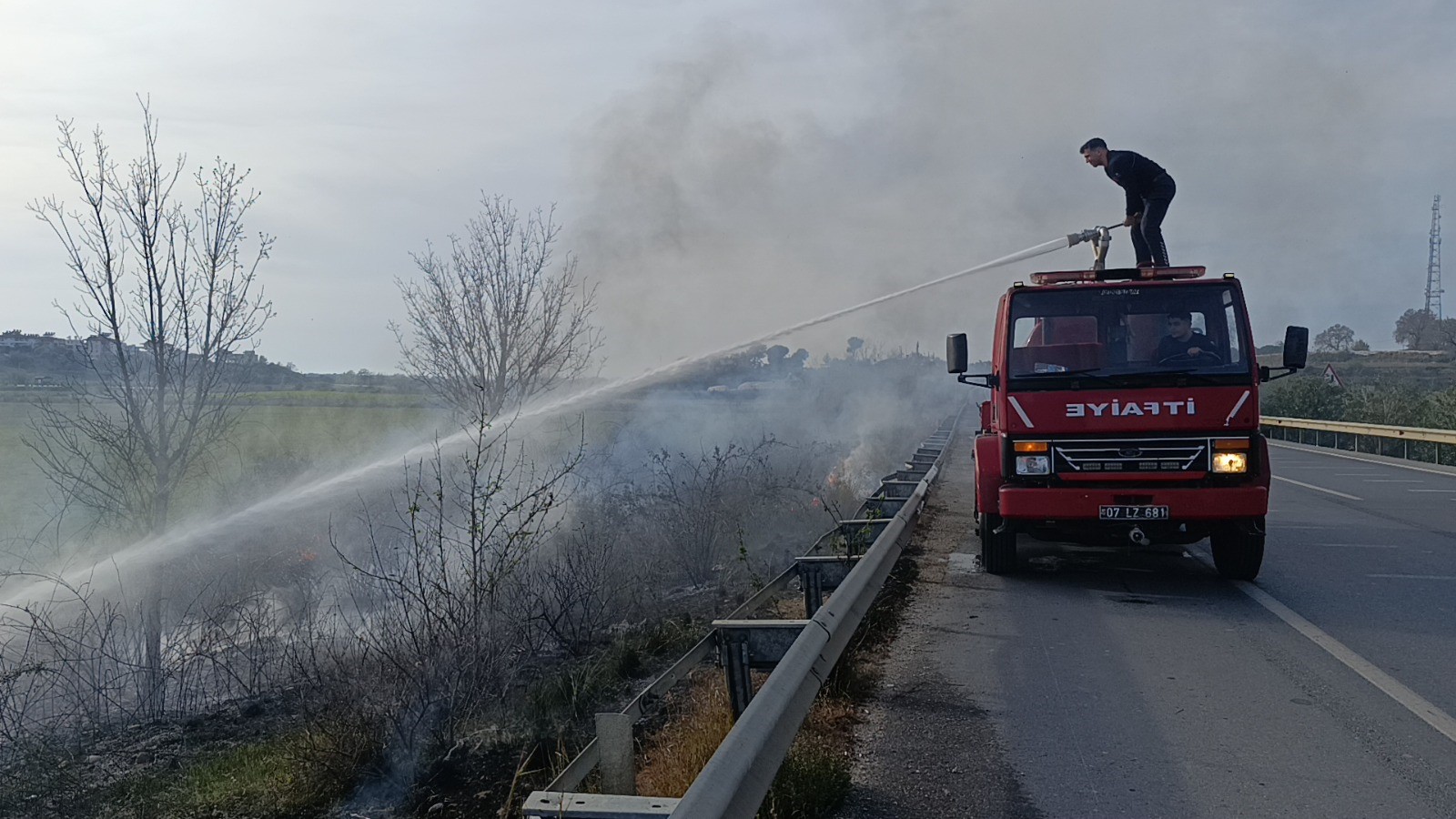 Araçtan Atılan Sigara Yol Kenarında Yangın Çıkardı, Ilk Müdahale Beton Mikserinden Geldi (3)