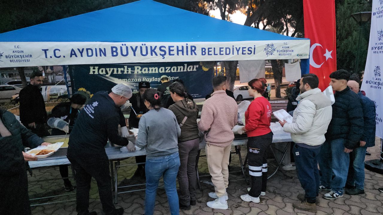 Aydin Buyuksehir Belediyesinin Iftar Sofrasi Doldu Tasti (2)