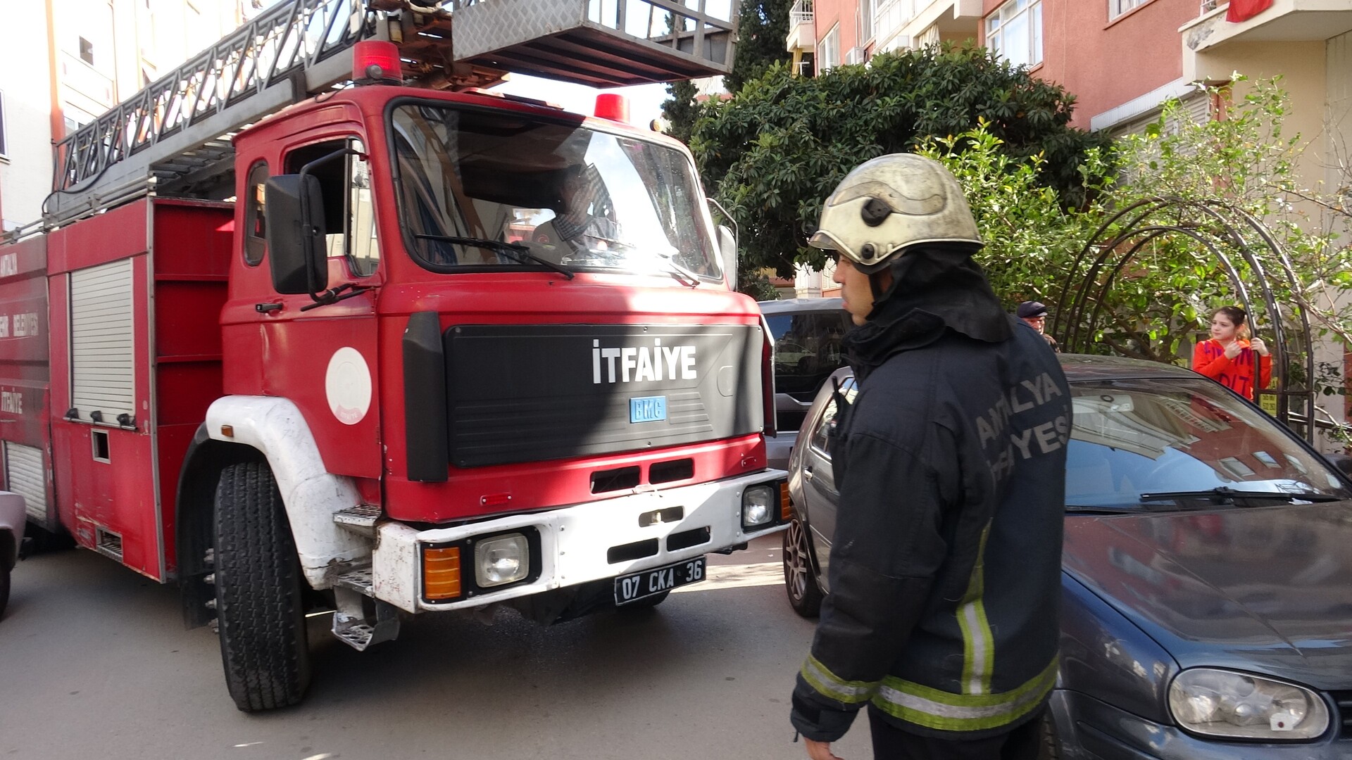 Balkondan Merdivenle Daireye Giren Ekipler Yaşlı Adamı Uyurken Buldu (4)