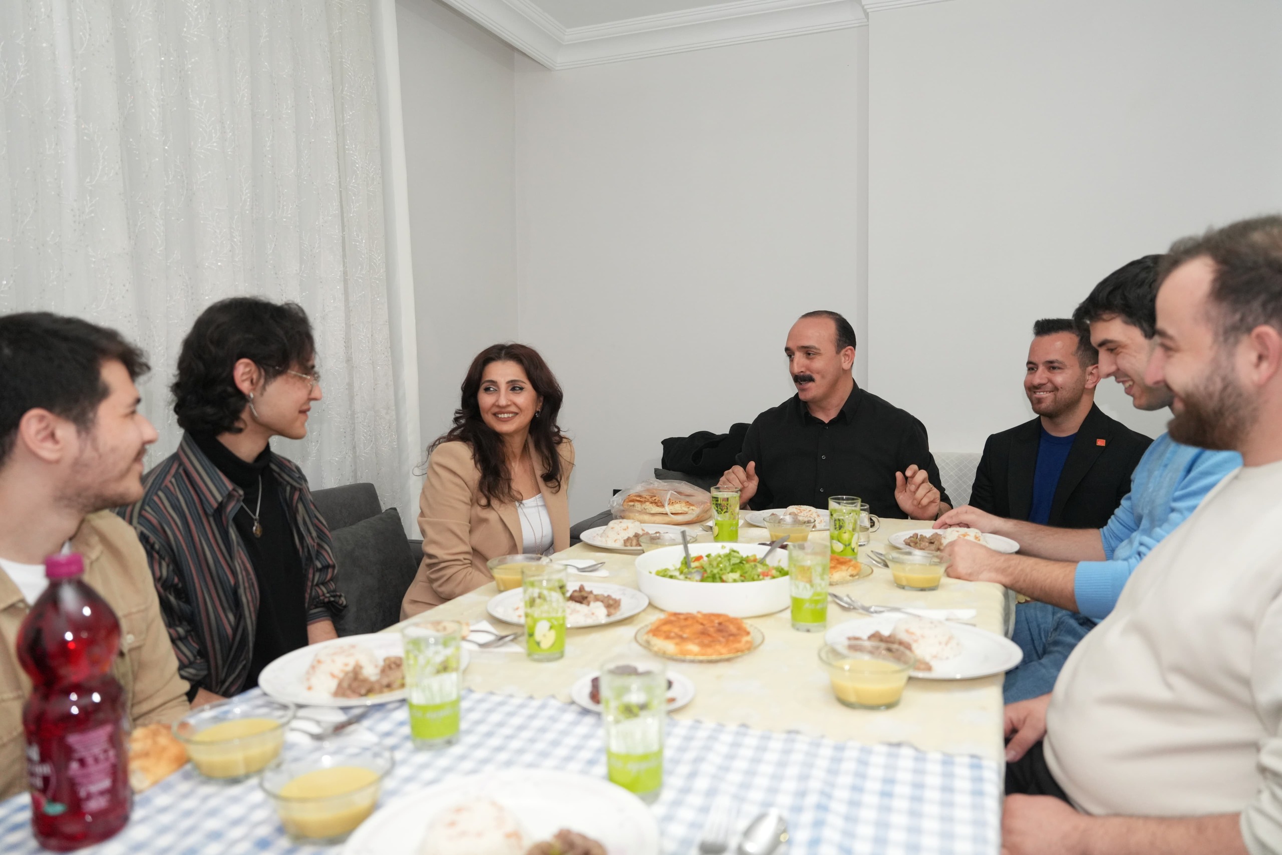 Başkan Kotan Öğrenci̇lere İftar Yemeği̇ Hazirladi