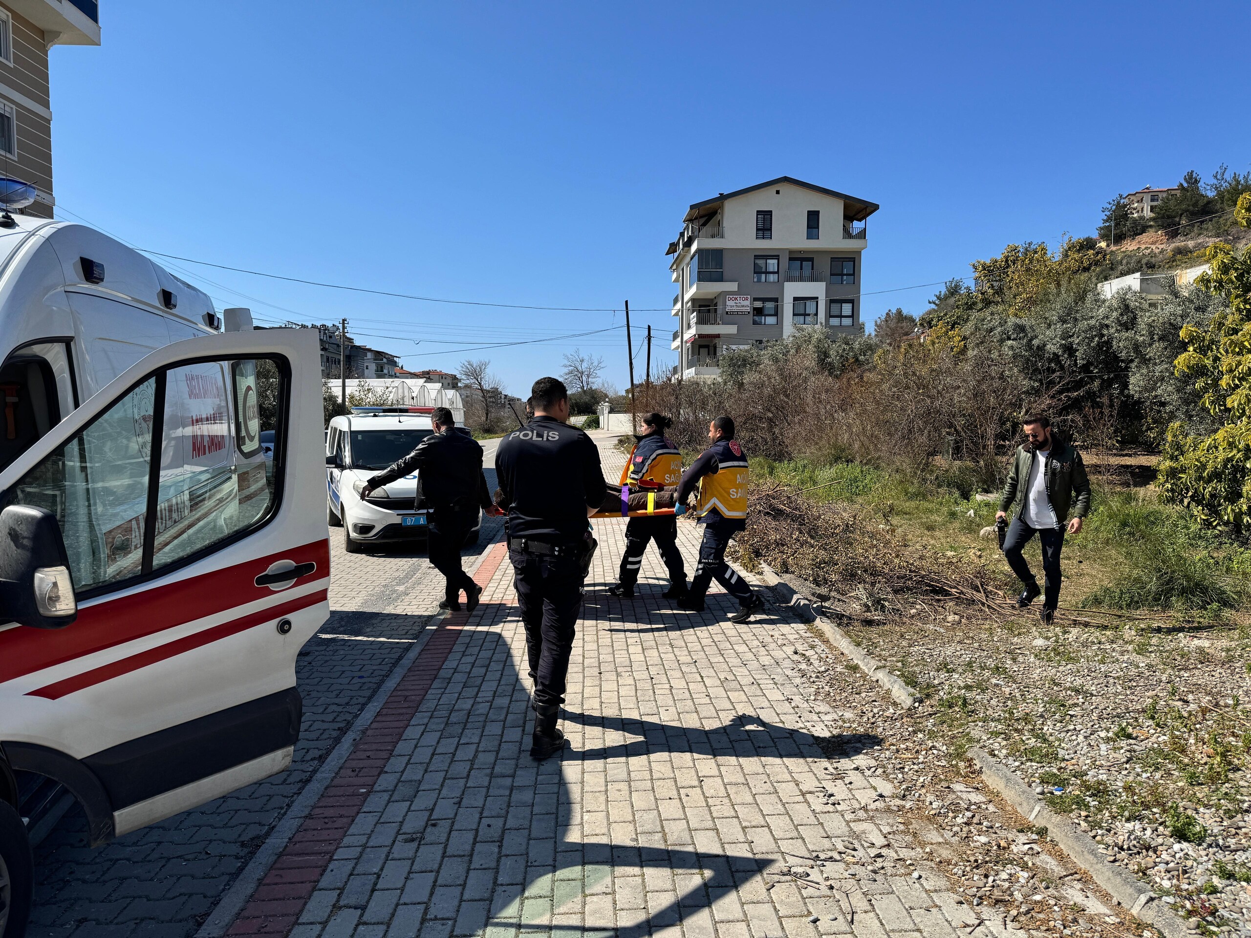 Bıçakla Araçların Lastiklerini Patlatan Şahıs, Polis Ekiplerince Yakalandı (2)