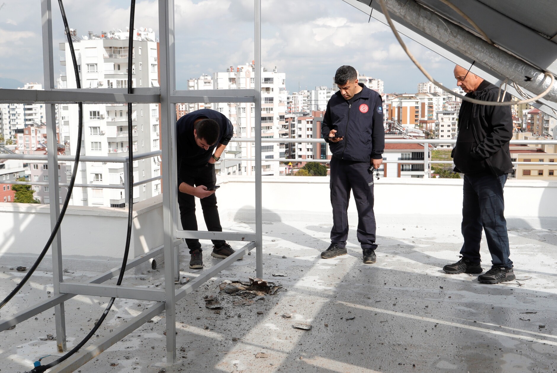 Bir Anda Düşen Yıldırım Bomba Gibi Patladı, Apartmanda Delik Açıldı (4)