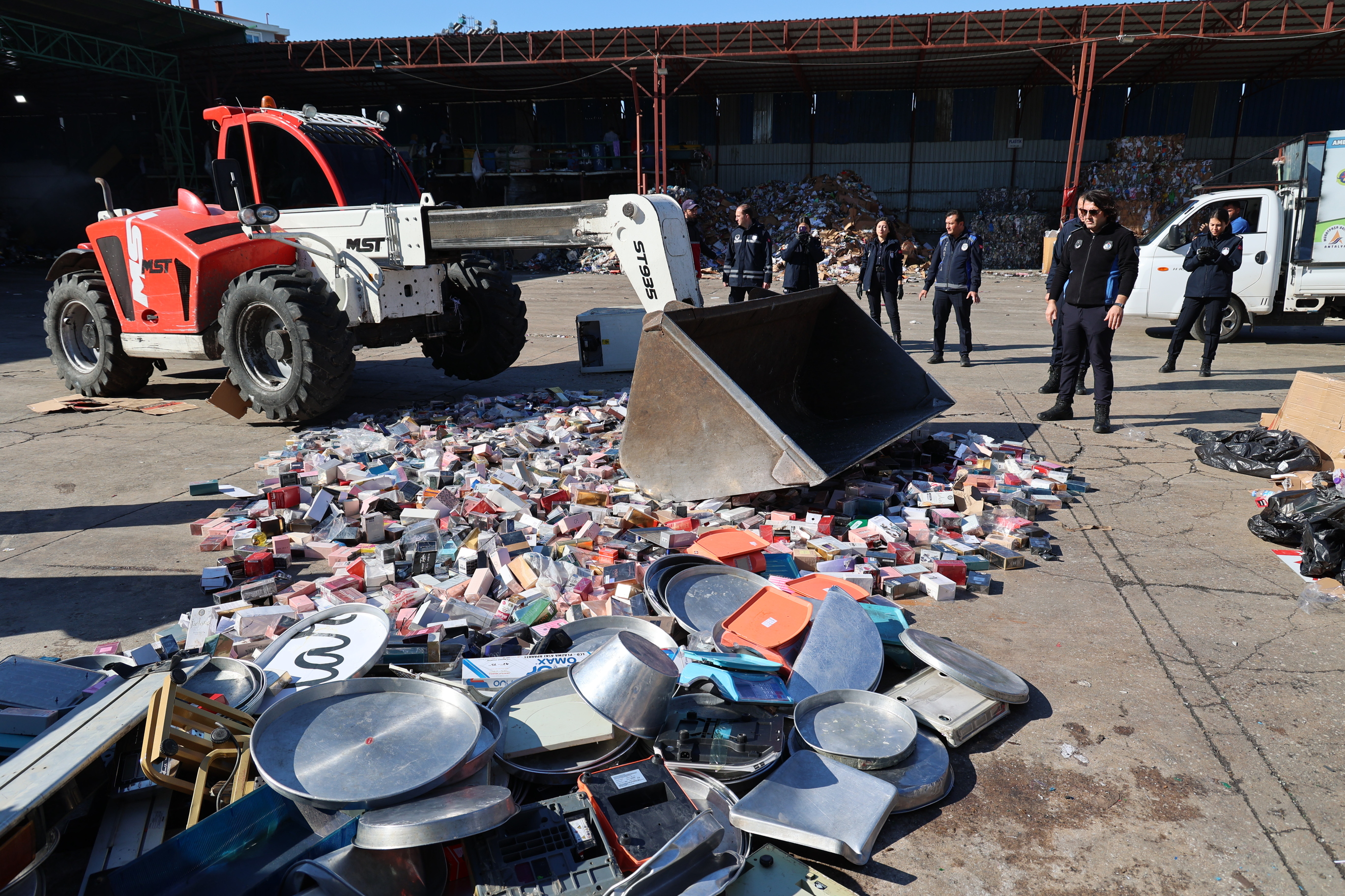 Büyükşehir Zabıta’dan Sahte Parfüm Operasyonu (9)