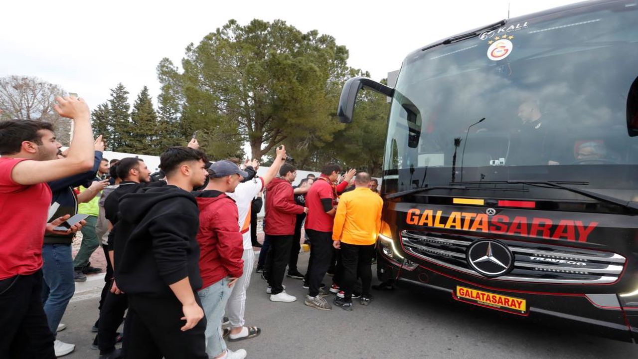 Galatasaray Antalyaya Geldi (2)