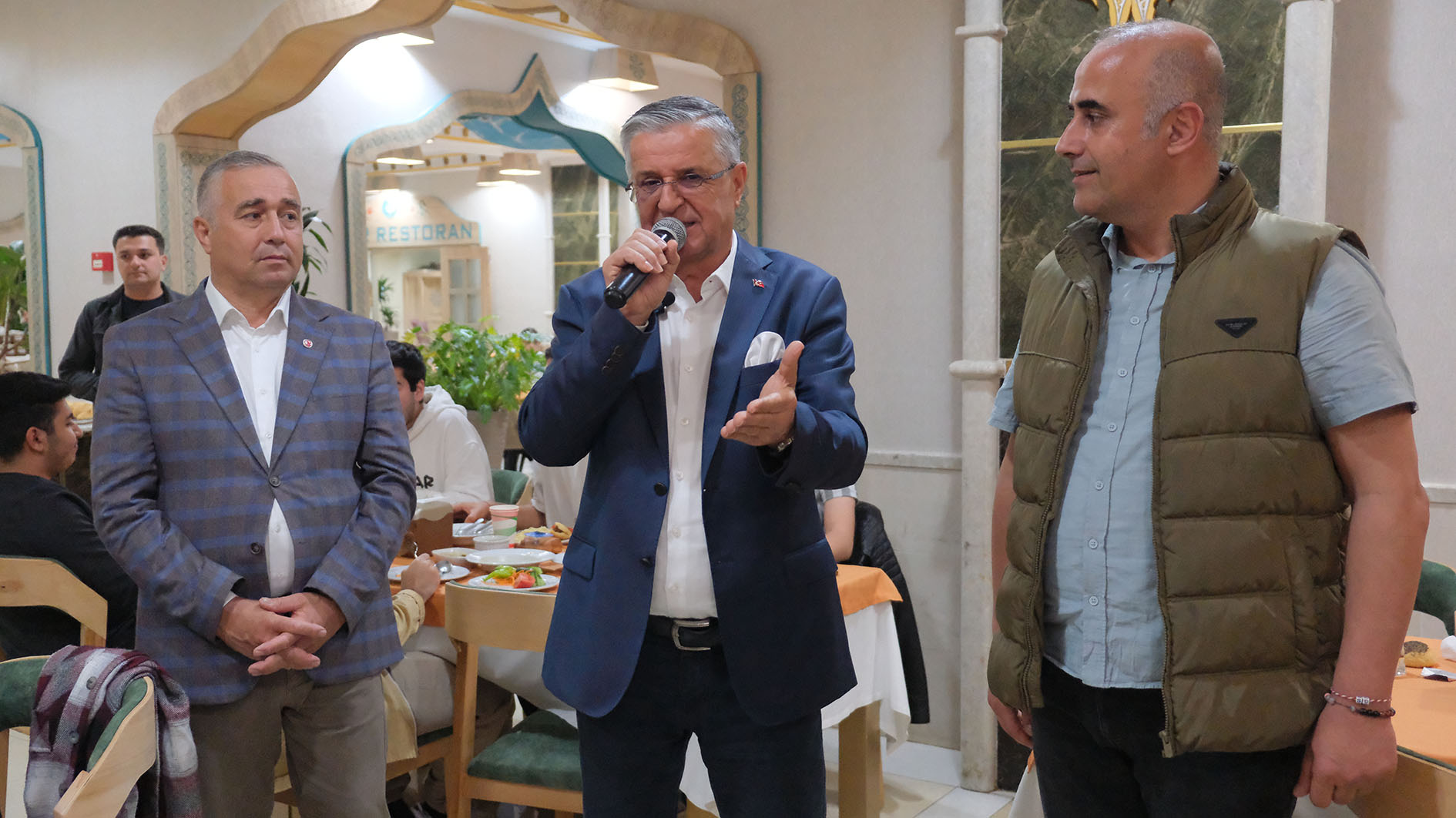 Kemer Belediye Başkanı Necati Topaloğlu’ndan Öğrencilere Iftar Yemeği (1)