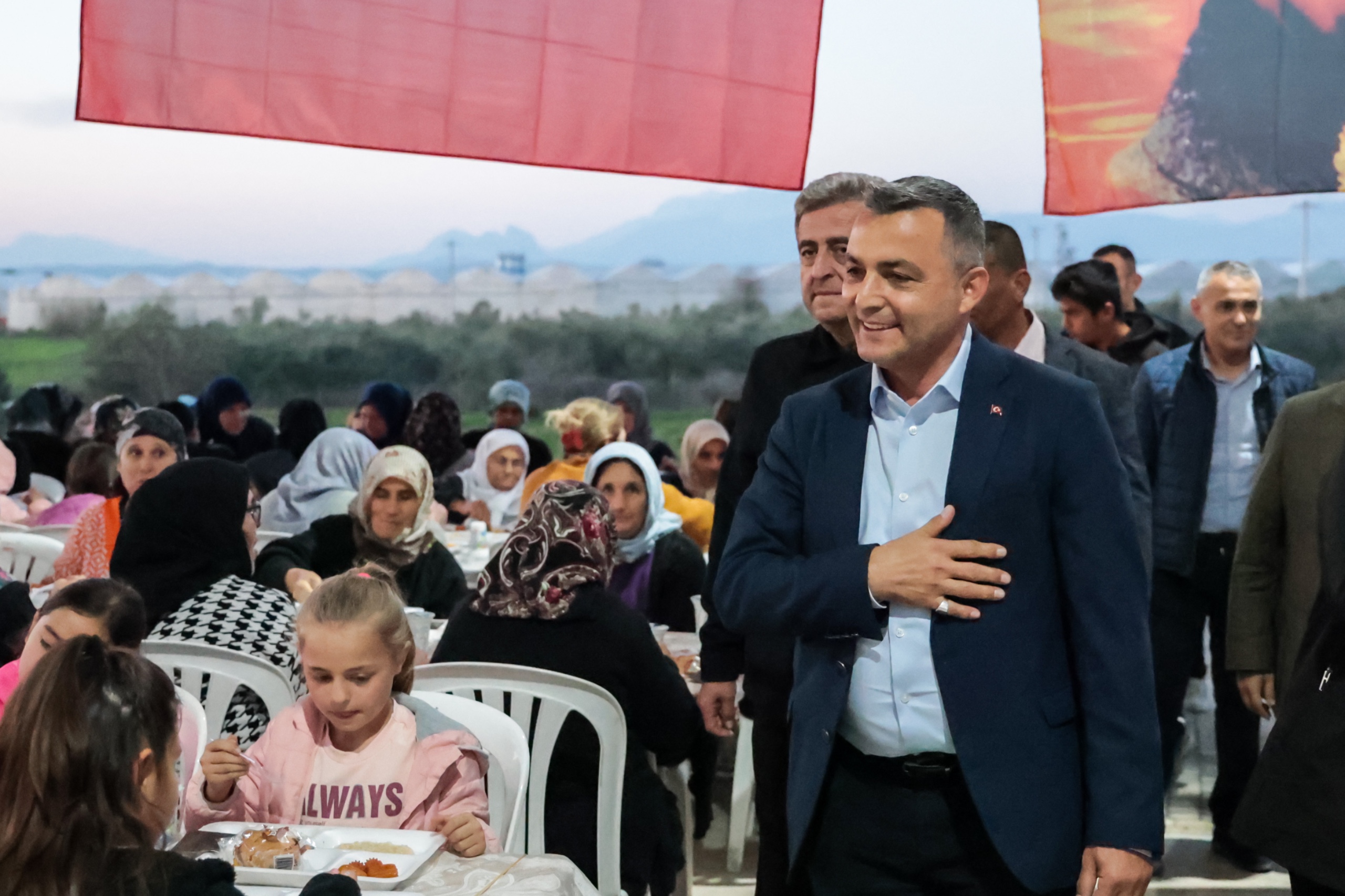 Manavgat Belediyesi, Gündoğdu Mahallesi’nde Iftar Sofrası Kurdu (4)