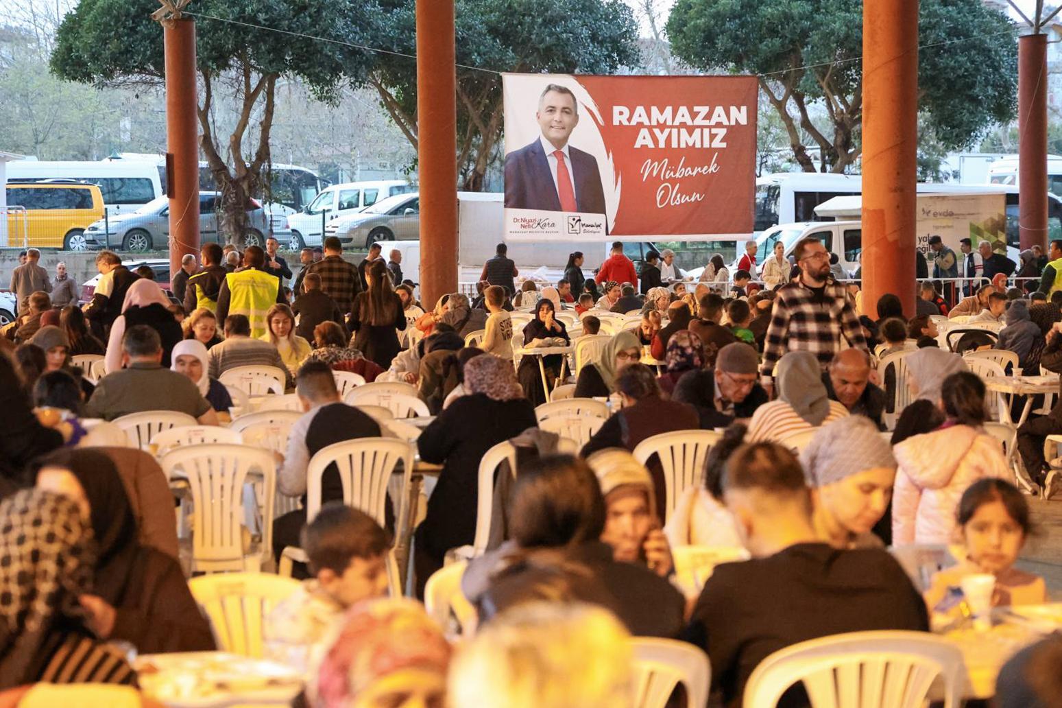 Manavgat Belediyesi’nin Iftar Çadırları Vatandaşları Buluşturuyor (1)