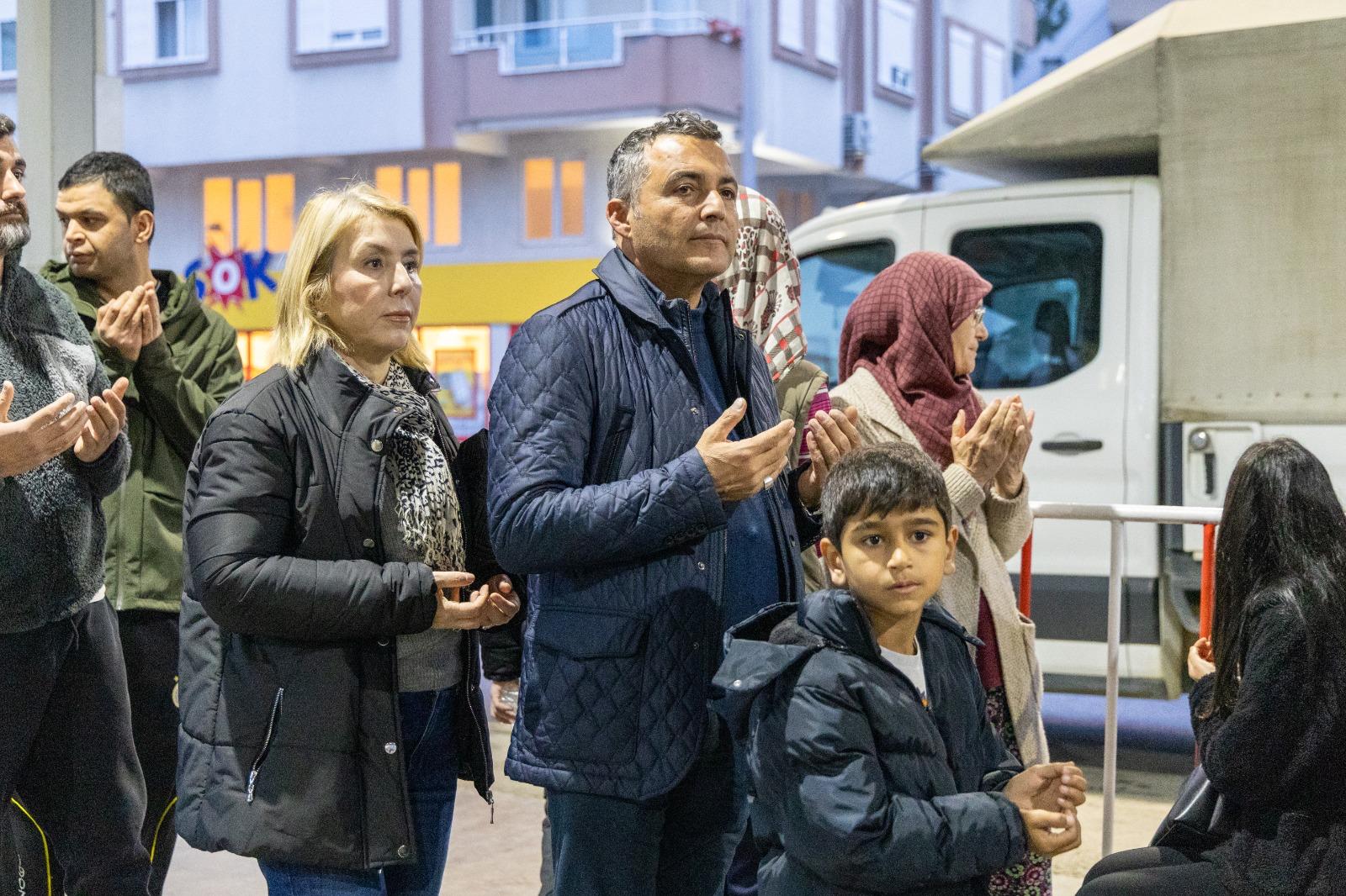 Manavgat’ta Ramazan Coşkusu… Başkan Kara Vatandaşlarla Bir Arada (1)