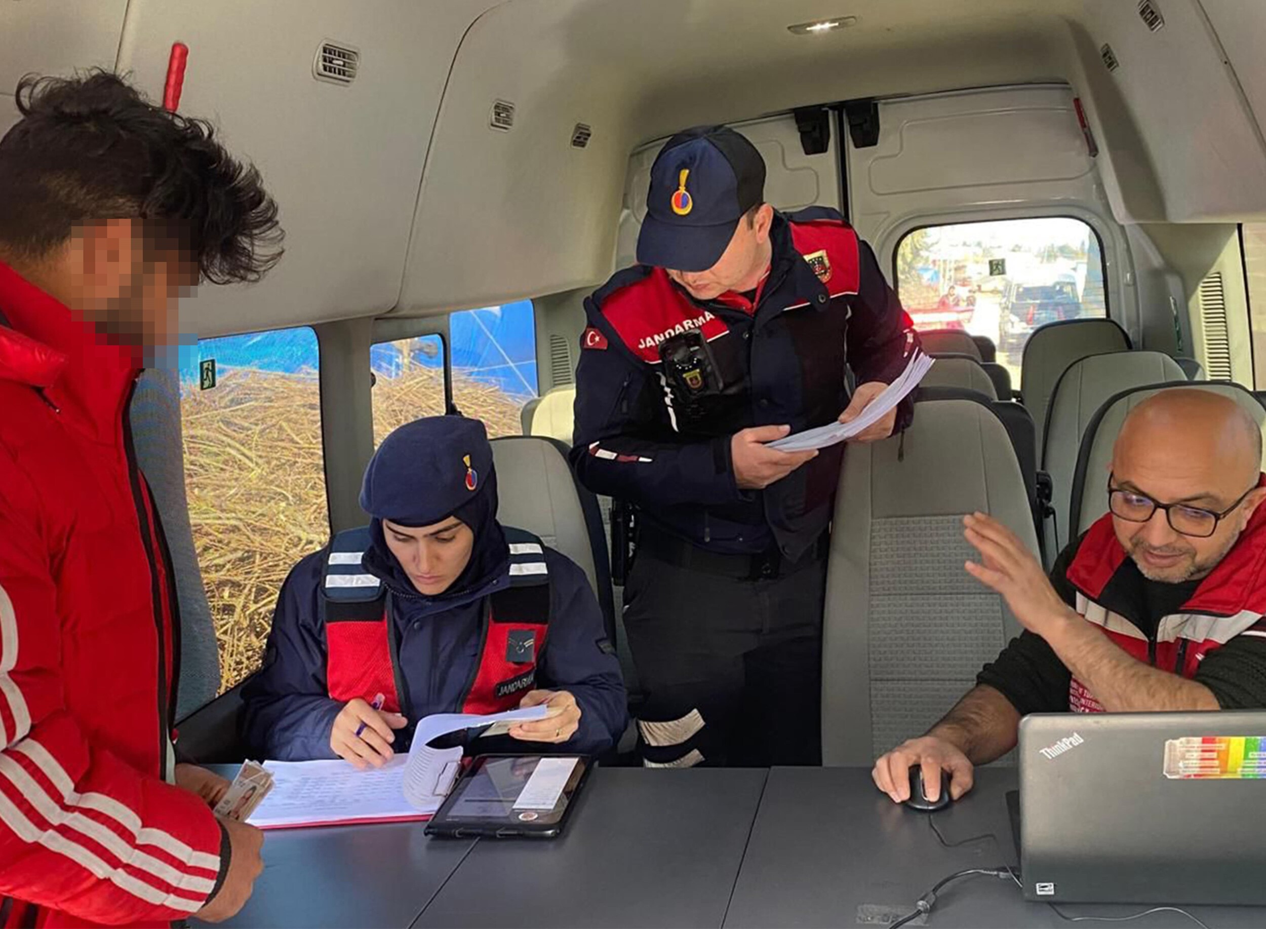 Mersin'de Huzur Uygulamasında 9 Düzensiz Göçmen Ve 3 Organizatör Yakalandı (3)