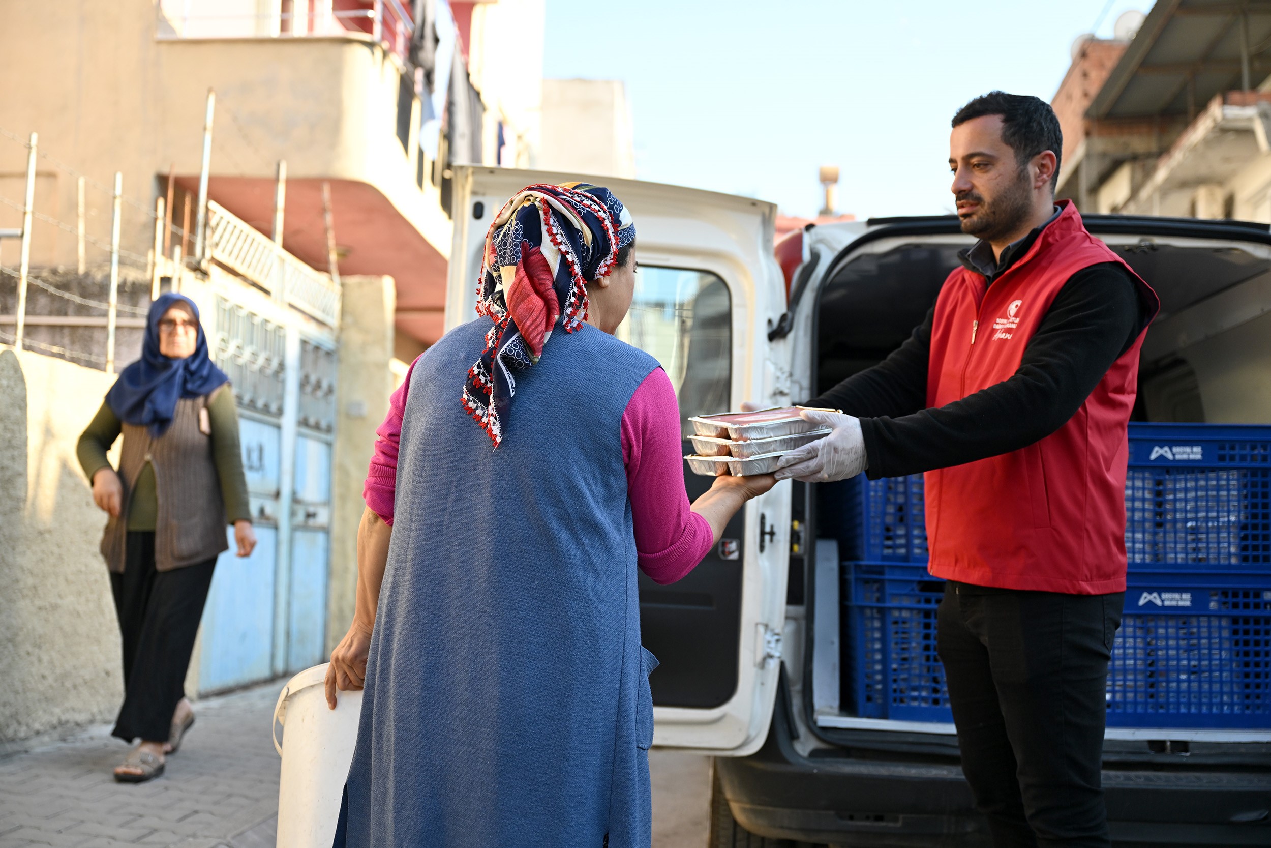 Mersin'de Iftar Yemekleri, Ihtiyaç Sahiplerinin Sofralarına Ulaşıyor (1)