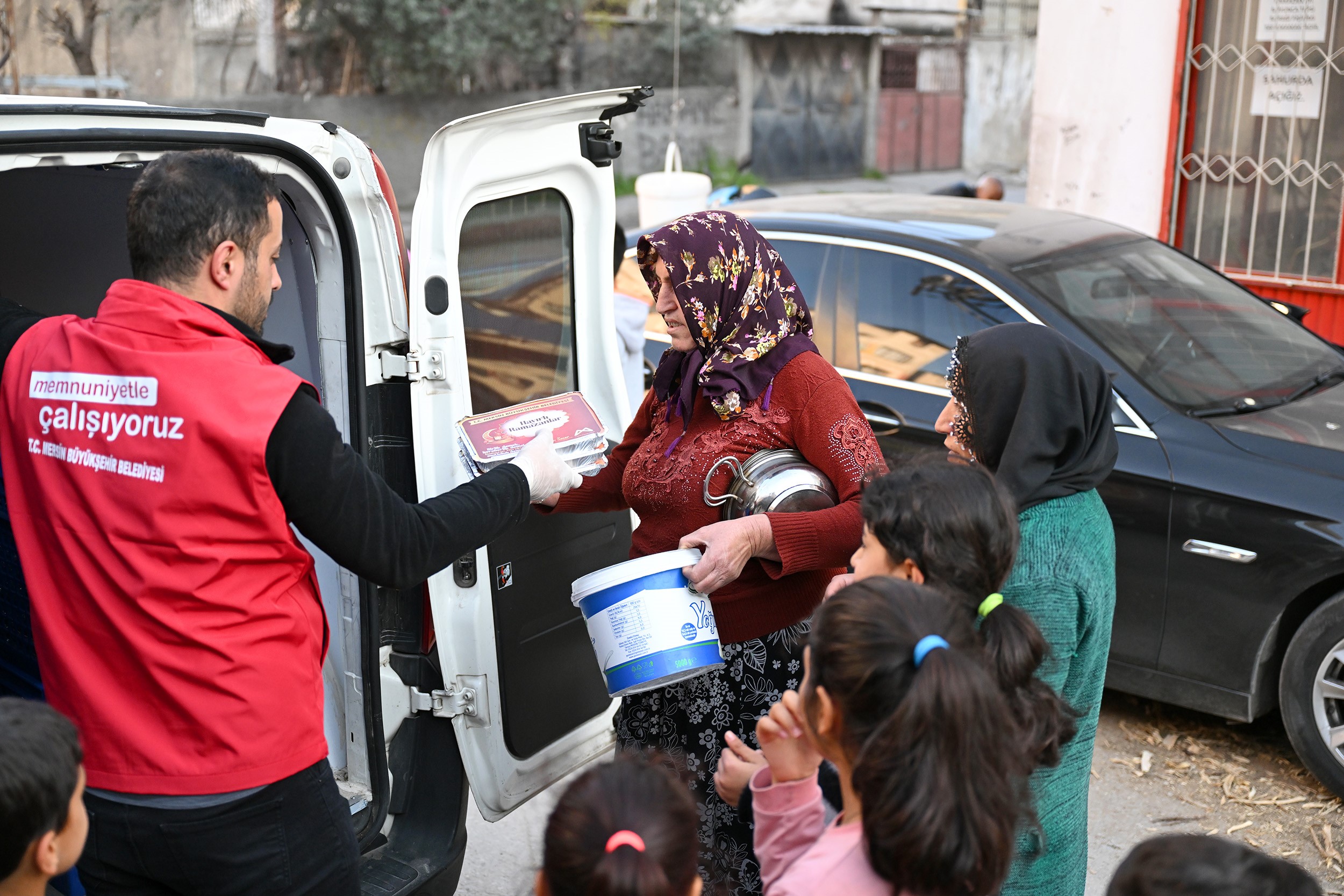 Mersin'de Iftar Yemekleri, Ihtiyaç Sahiplerinin Sofralarına Ulaşıyor (2)