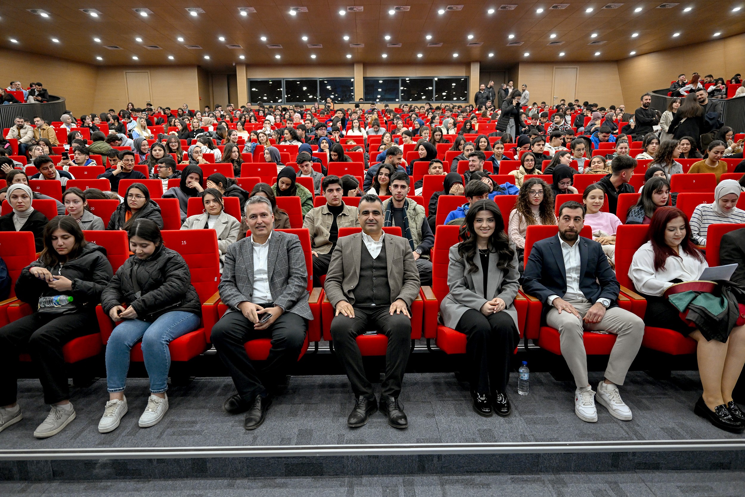 Mersin'de Yks'ye Hazırlanan Öğrencilere Meslek Tanıtım Semineri Düzenlendi (1)