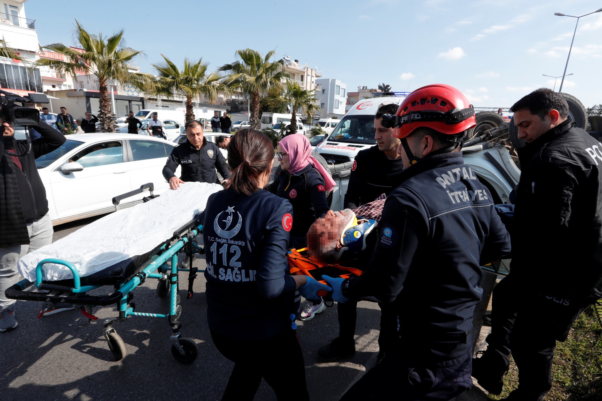 Önce Palmiyelere Çarptı, Ardından Takla Atan Araçta Sıkıştı (2)