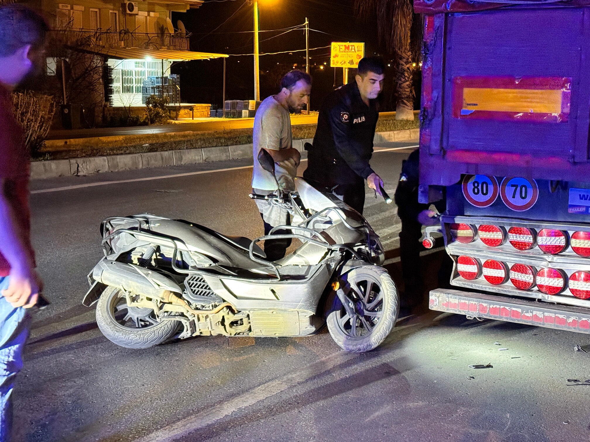 Park Halindeki Tıra Çarpan Motosikletin Sürücüsü Yaralandı (2)