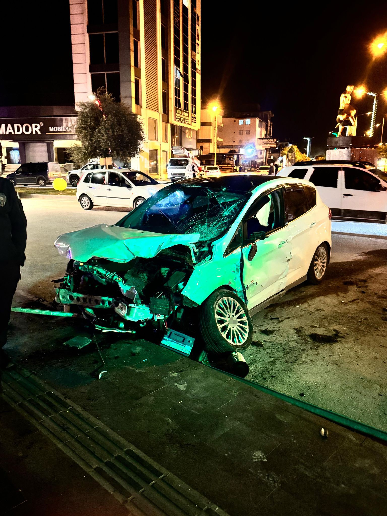 Serik'te Tofaş Otomobilin Hurdaya Döndüğü Kazada 1'I Ağır 3 Kişi Yaralandı (2)