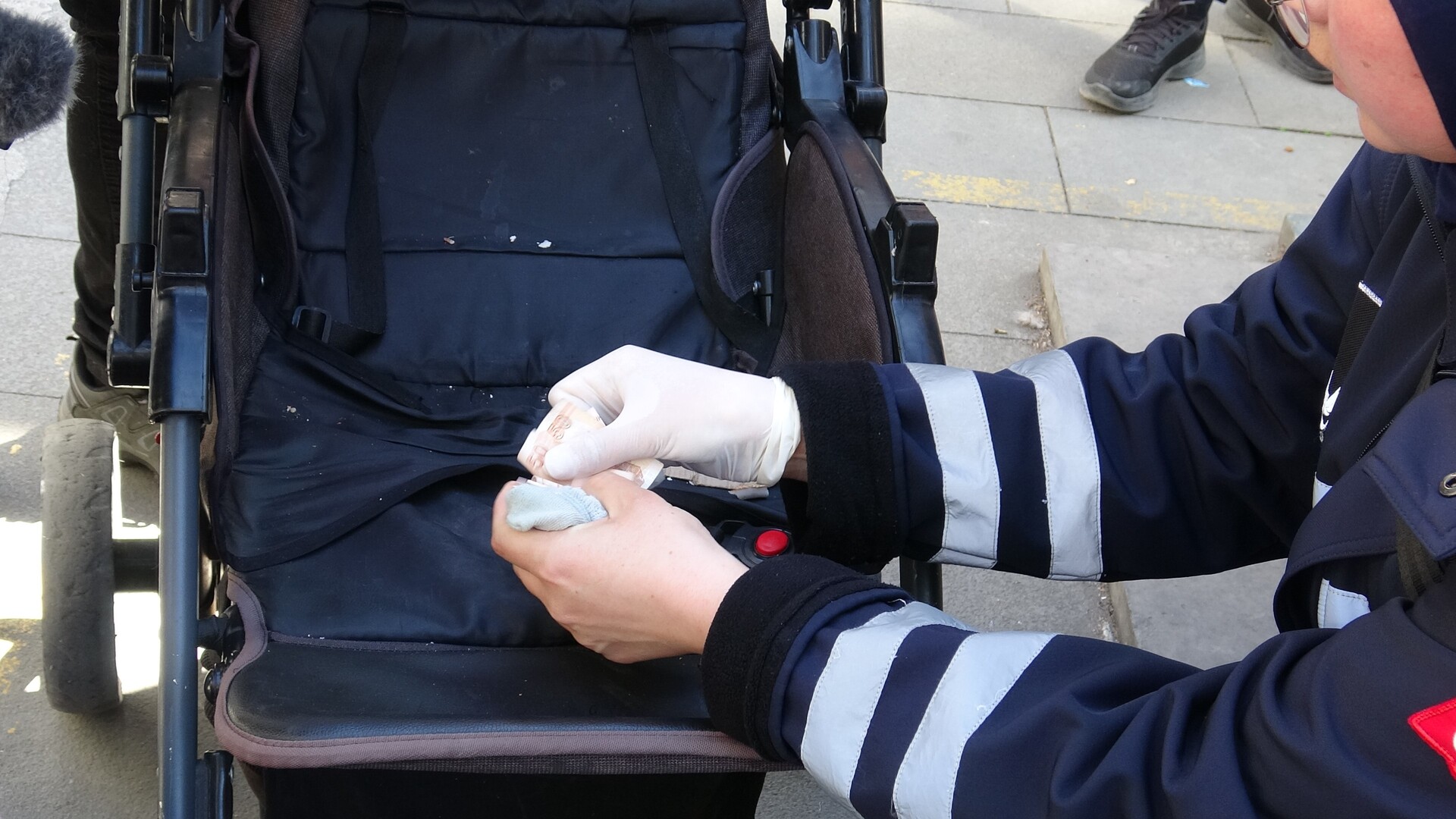 Topladığı Paraları Bebek Arabasına Saklamış (2)