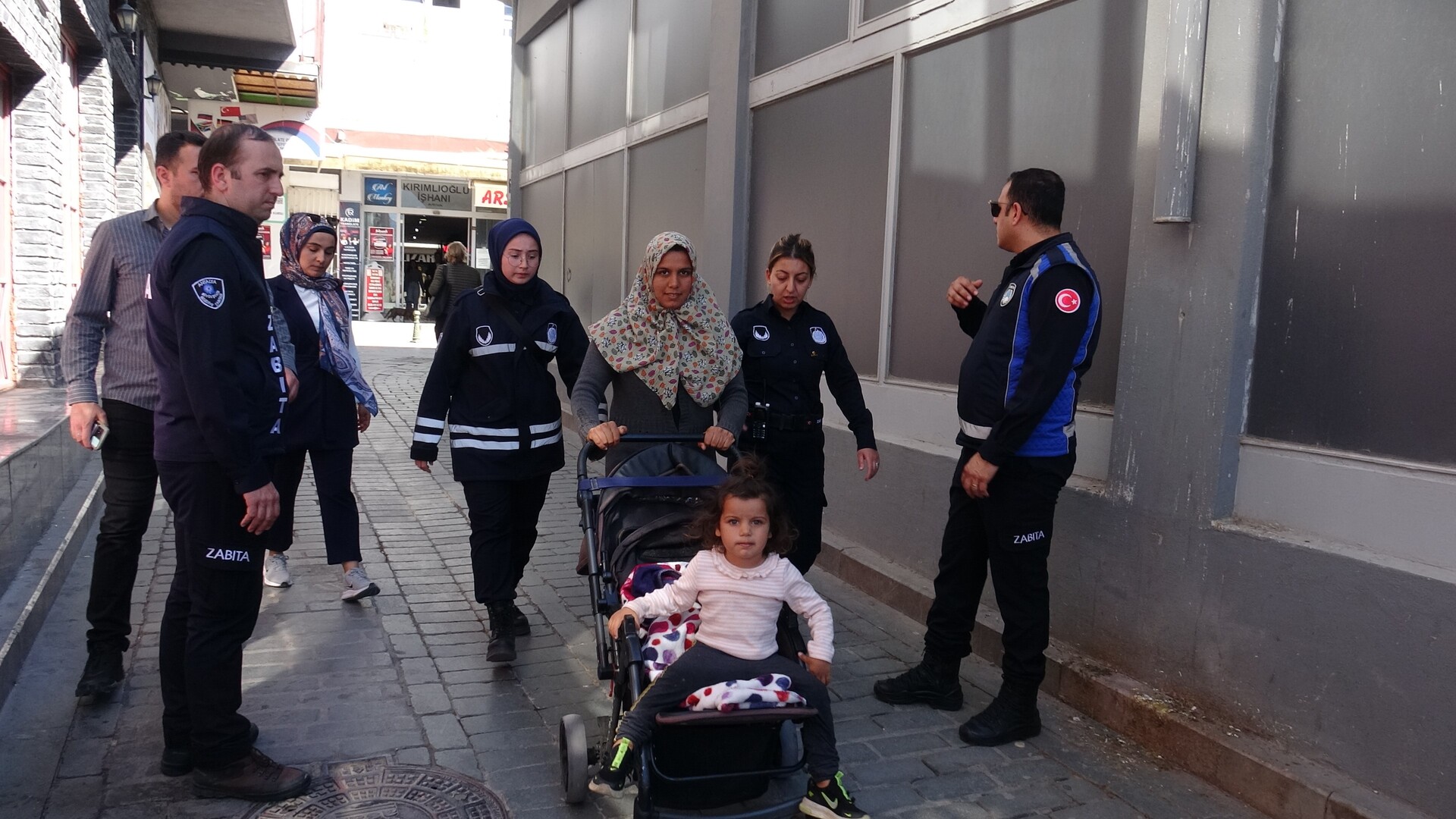 Topladığı Paraları Bebek Arabasına Saklamış (3)