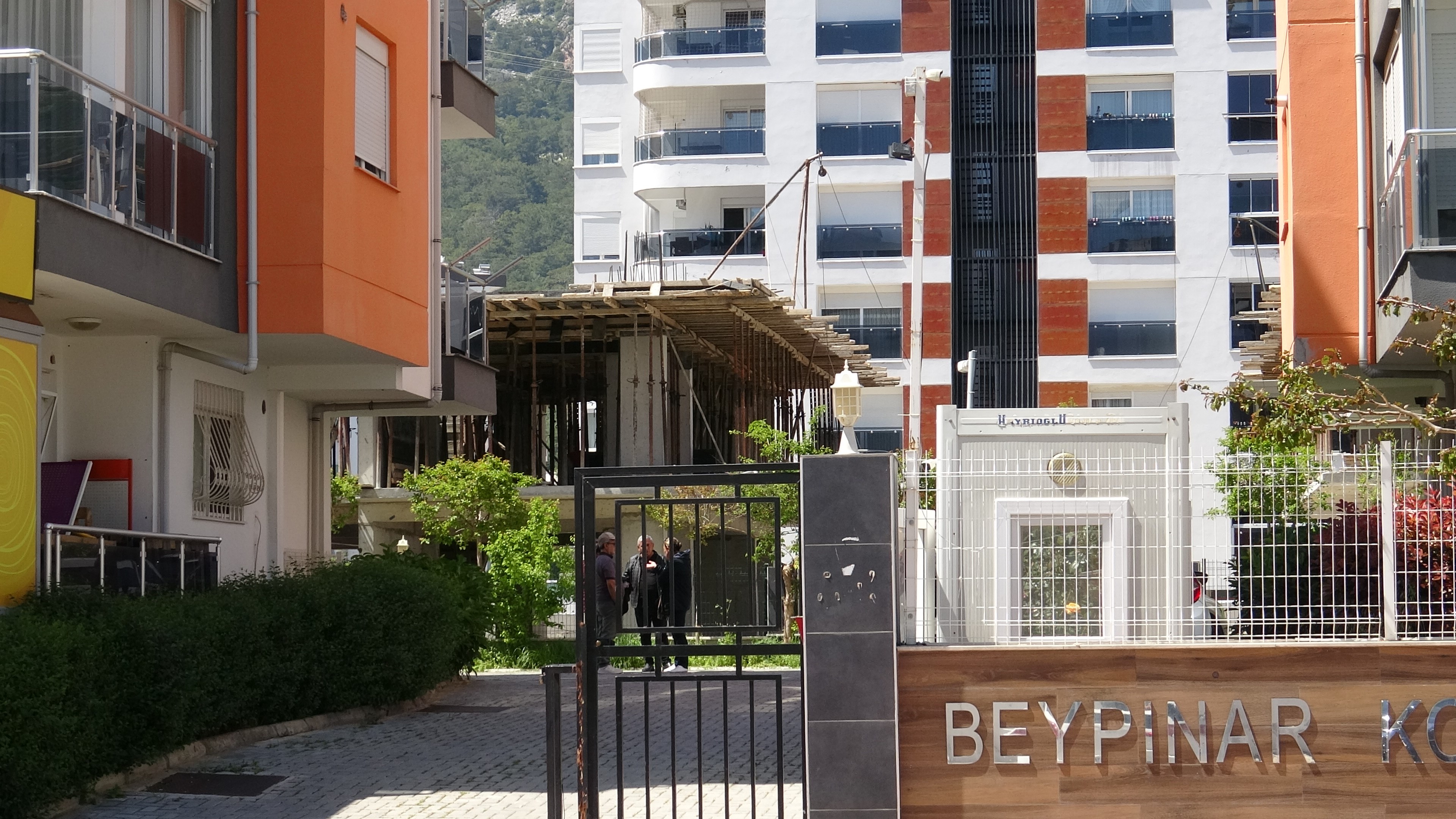 Antalya'da Genç Kadın Evinde Bulundu! Vücudundaki Morluklar Şüpheye Neden Oldu (4)