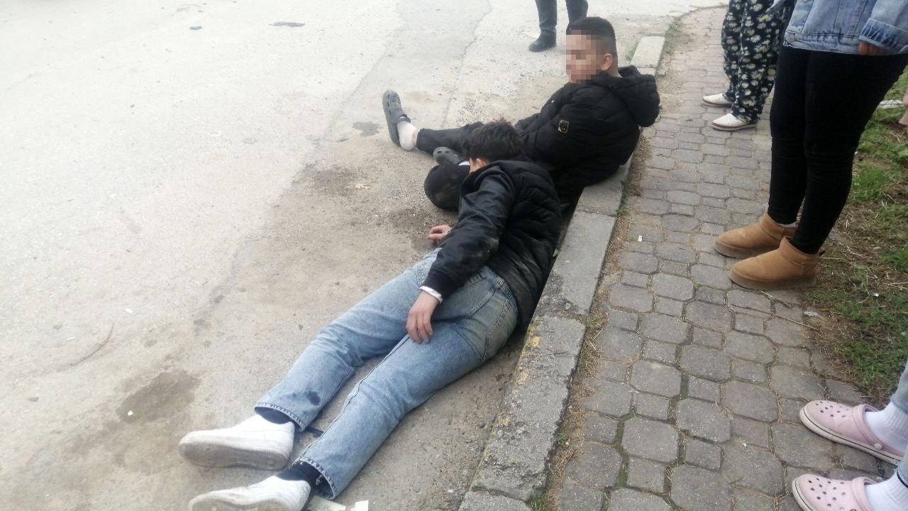 Kaza Sonrası Kaldırıma Savrulan 2 Çocuk Acı Içinde Kıvrandı (2)