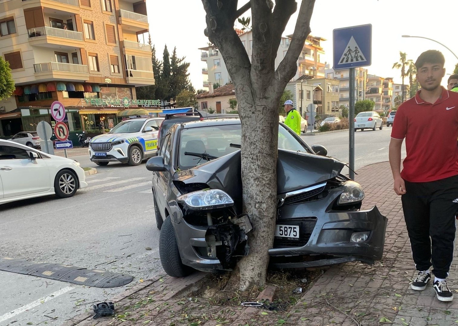 Otomobille Ağaca Çarptı (2)