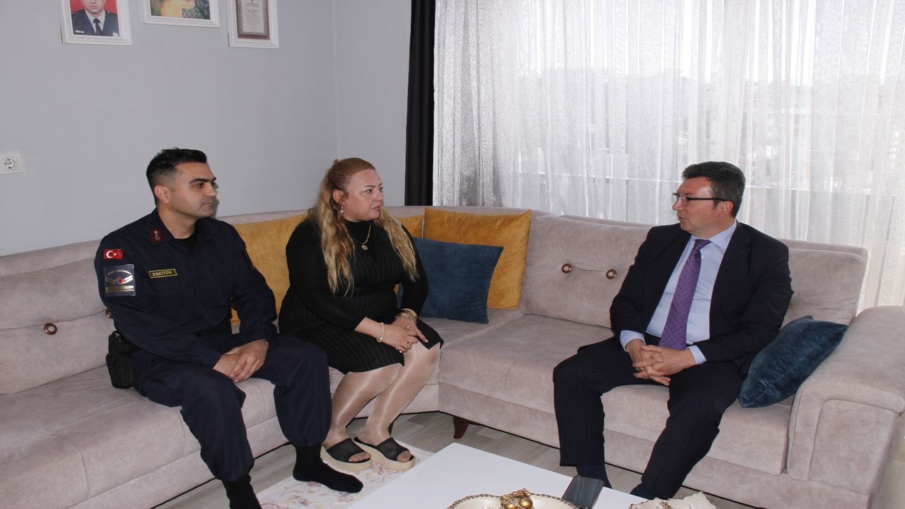 Serik Protokolu Sehidin Kizini Ziyaret Etti (3)