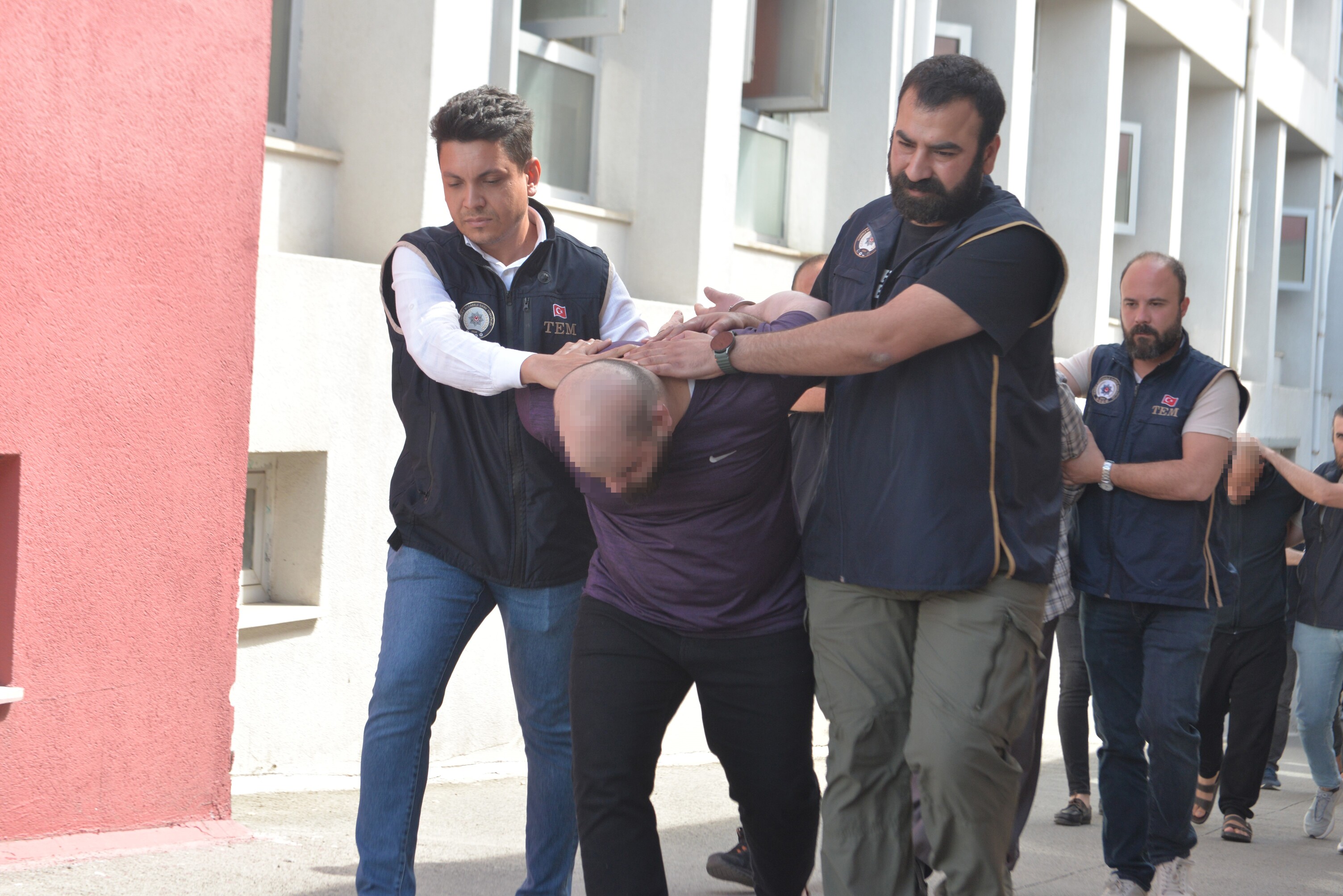 Adana’da Deaş’ın Uyuyan Hücresindeki 5 Şüpheli Tutuklandı, 1’I Sınır Dışı Edildi (3)