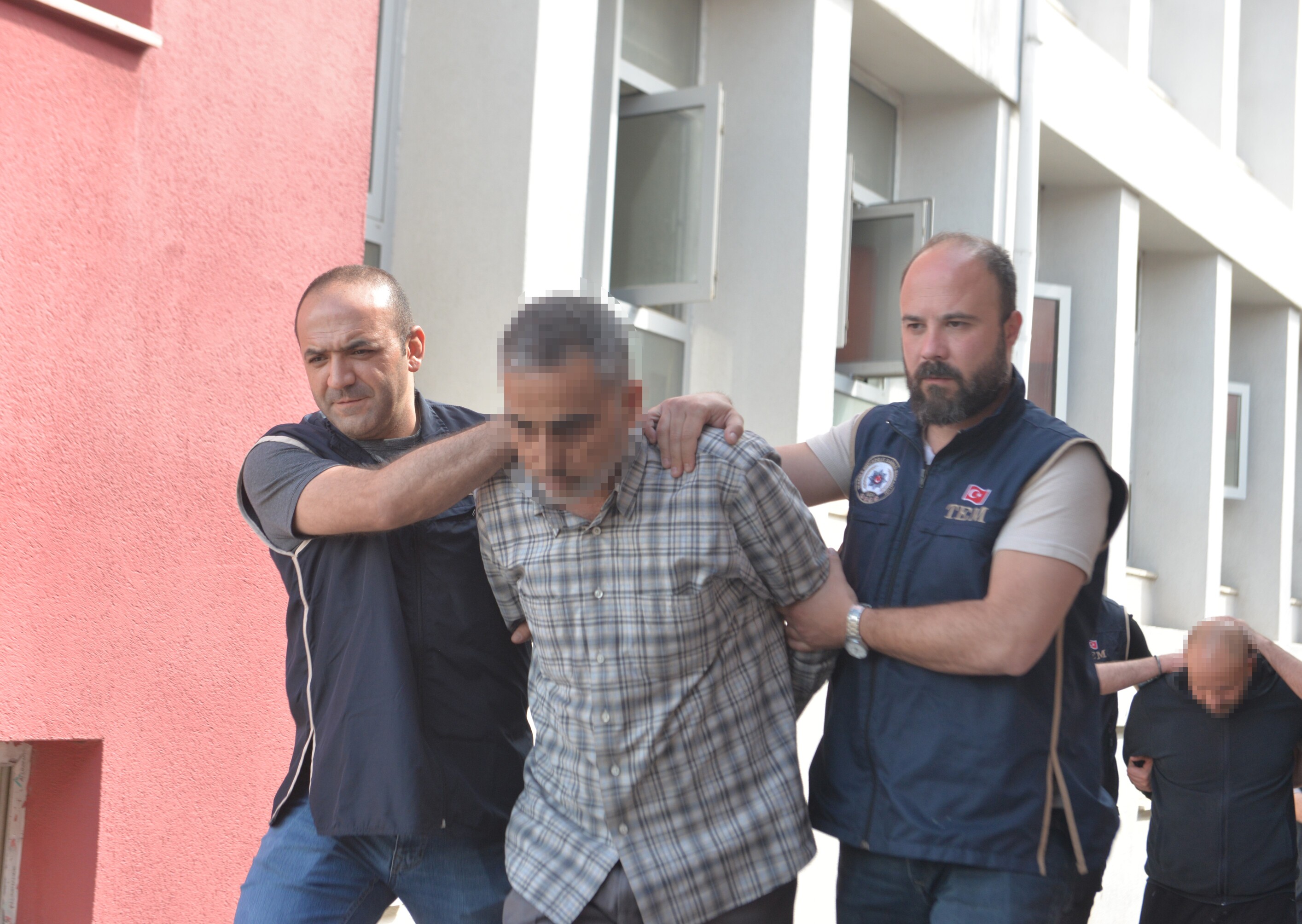 Adana’da Deaş’ın Uyuyan Hücresindeki 5 Şüpheli Tutuklandı, 1’I Sınır Dışı Edildi (4)