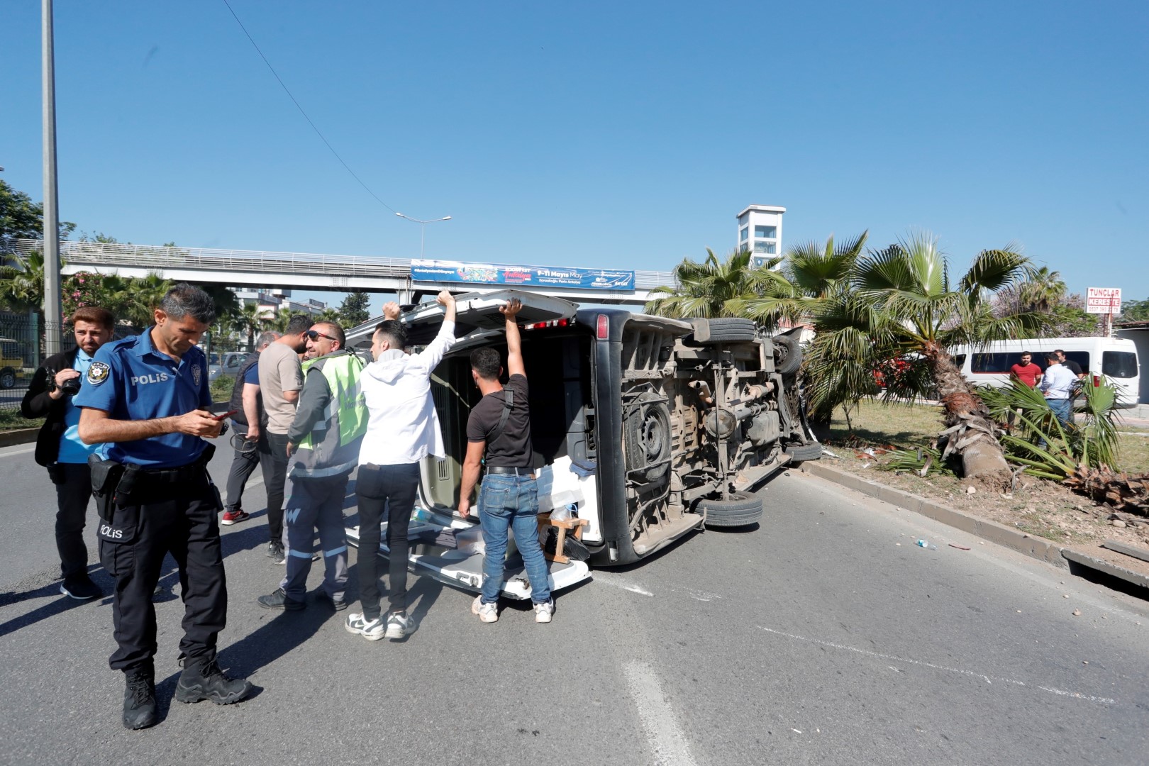 Antalya’da Servis Minibüsü Devrildi, Sıkışan Sürücüyü Ekipler Çıkardı (3) (Large)