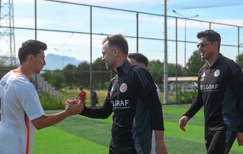 Antalyaspor Teknik Direktörü Emre Belözoğlu’ndan Öğrencilere Sürpriz (2)